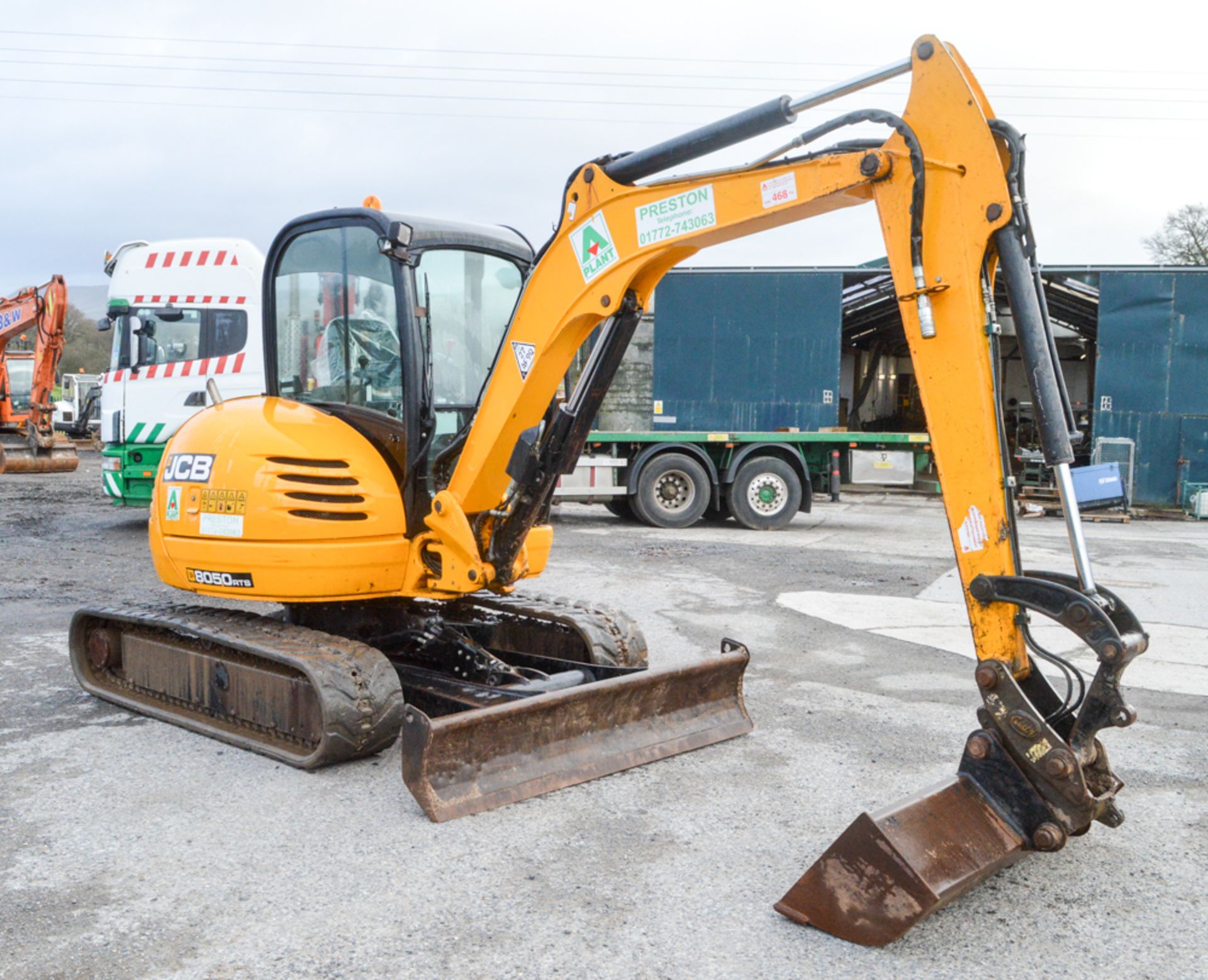JCB 8050 RTS 5 tonne rubber tracked excavator Year: 2012 S/N: 174175 Recorded Hours: 2402 blade, - Image 4 of 11