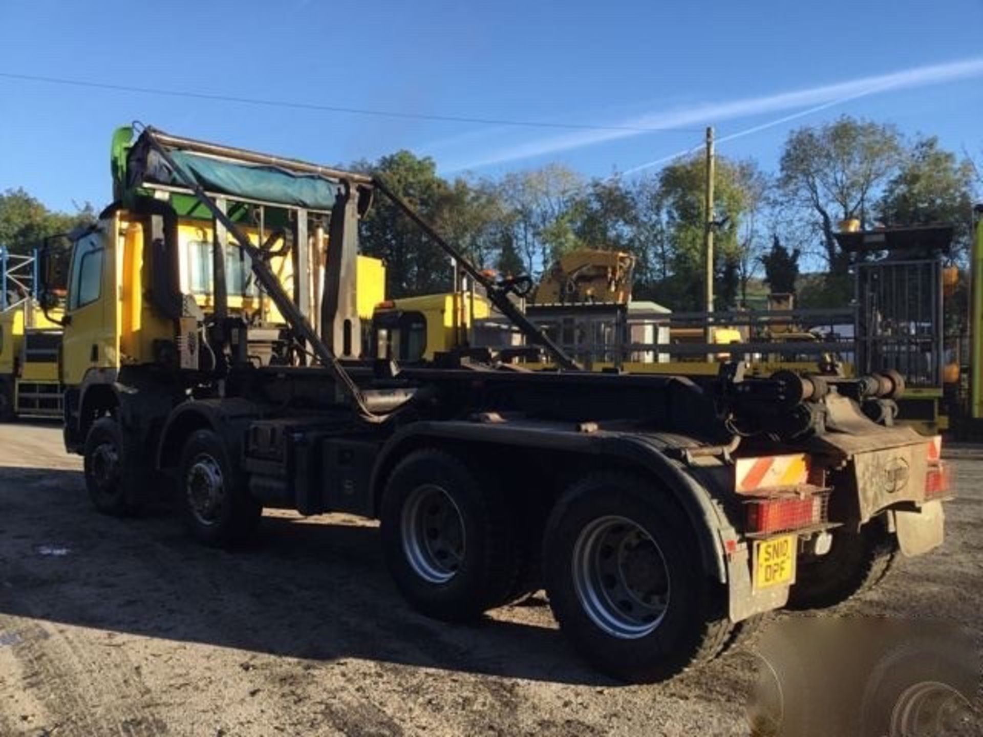 DAF CF85.410 8x4 hook loader lorry Registration Number: SN10 DPF Date of Registration: 15.06.2010 - Image 4 of 9