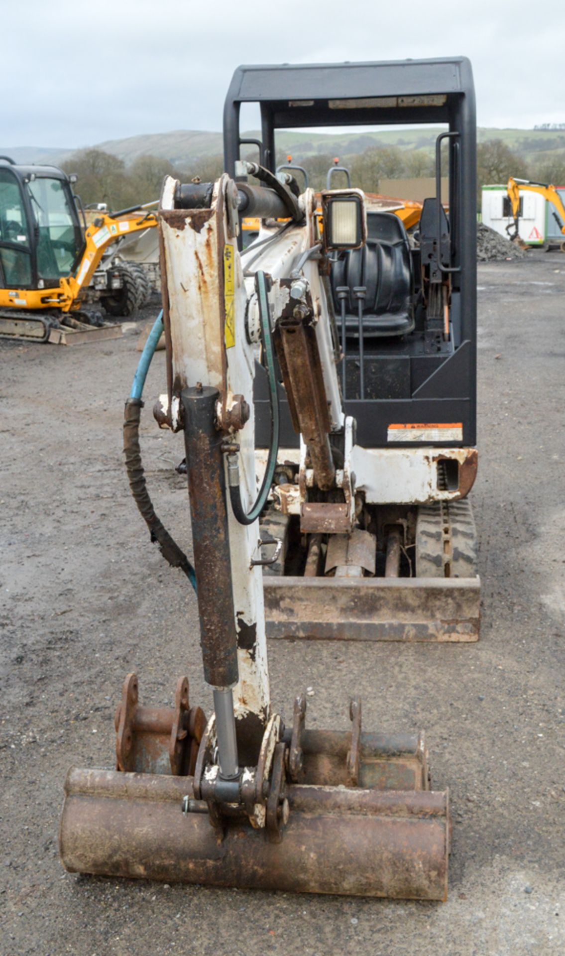 Bobcat 320 1.5 tonne rubber tracked mini excavator Year: S/N: Recorded Hours: 2324 blade & 3 - Image 5 of 11