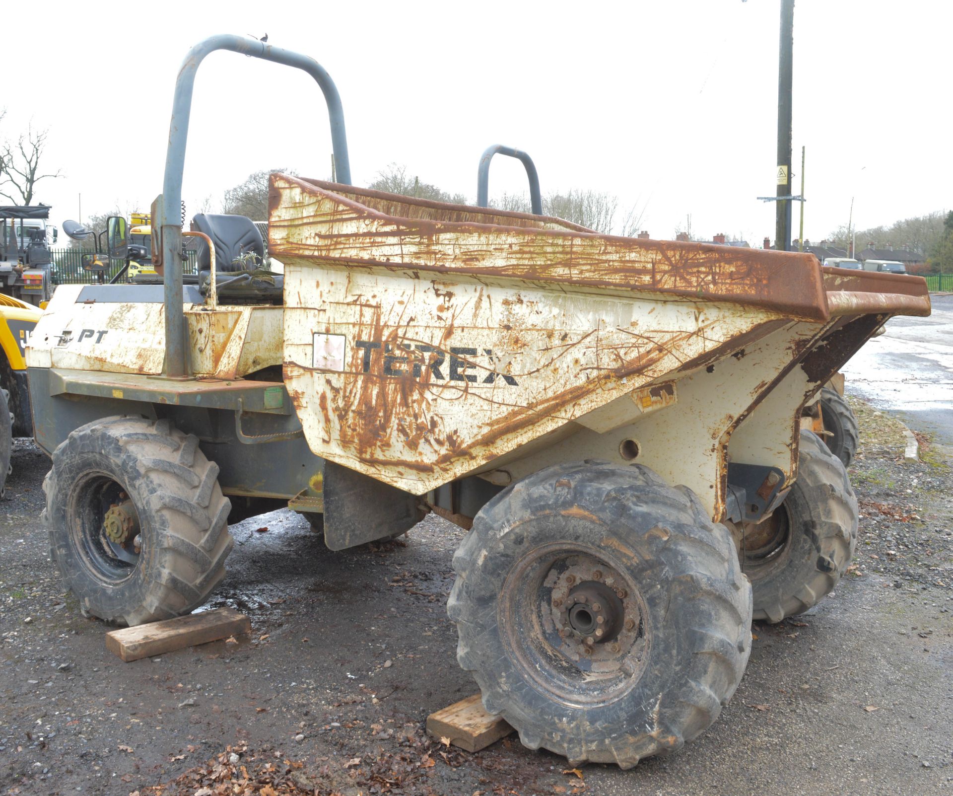 Benford Terex 6 tonne straight skip dumper Year: 2006 S/N: E602FJ050 Recorded hours: *NO CLOCK* *