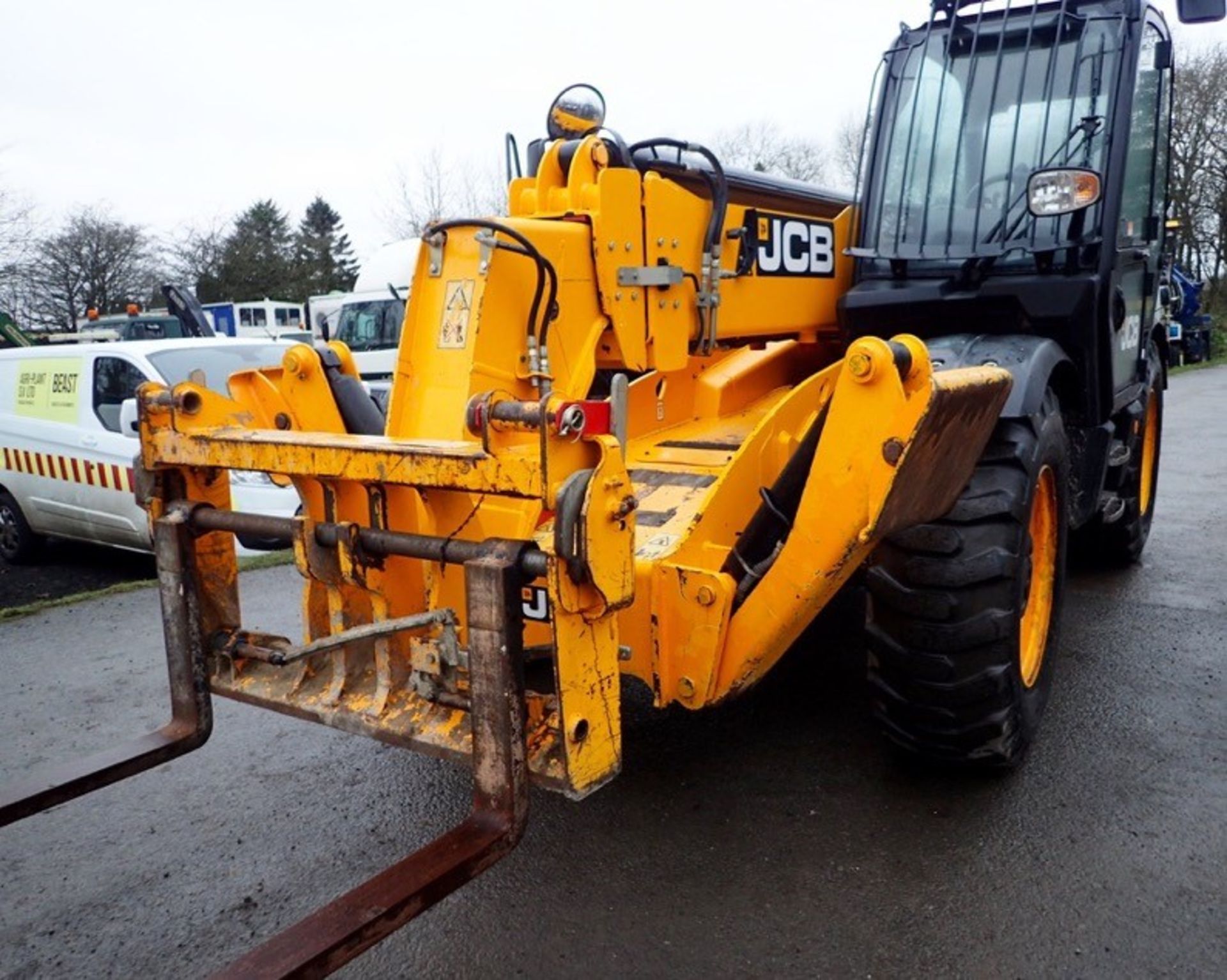 JCB 535-125 Hi-Viz T4i 12.5 metre telescopic handler Year: 2013 S/N: 2179163 Recorded Hours: 3802 - Image 5 of 13