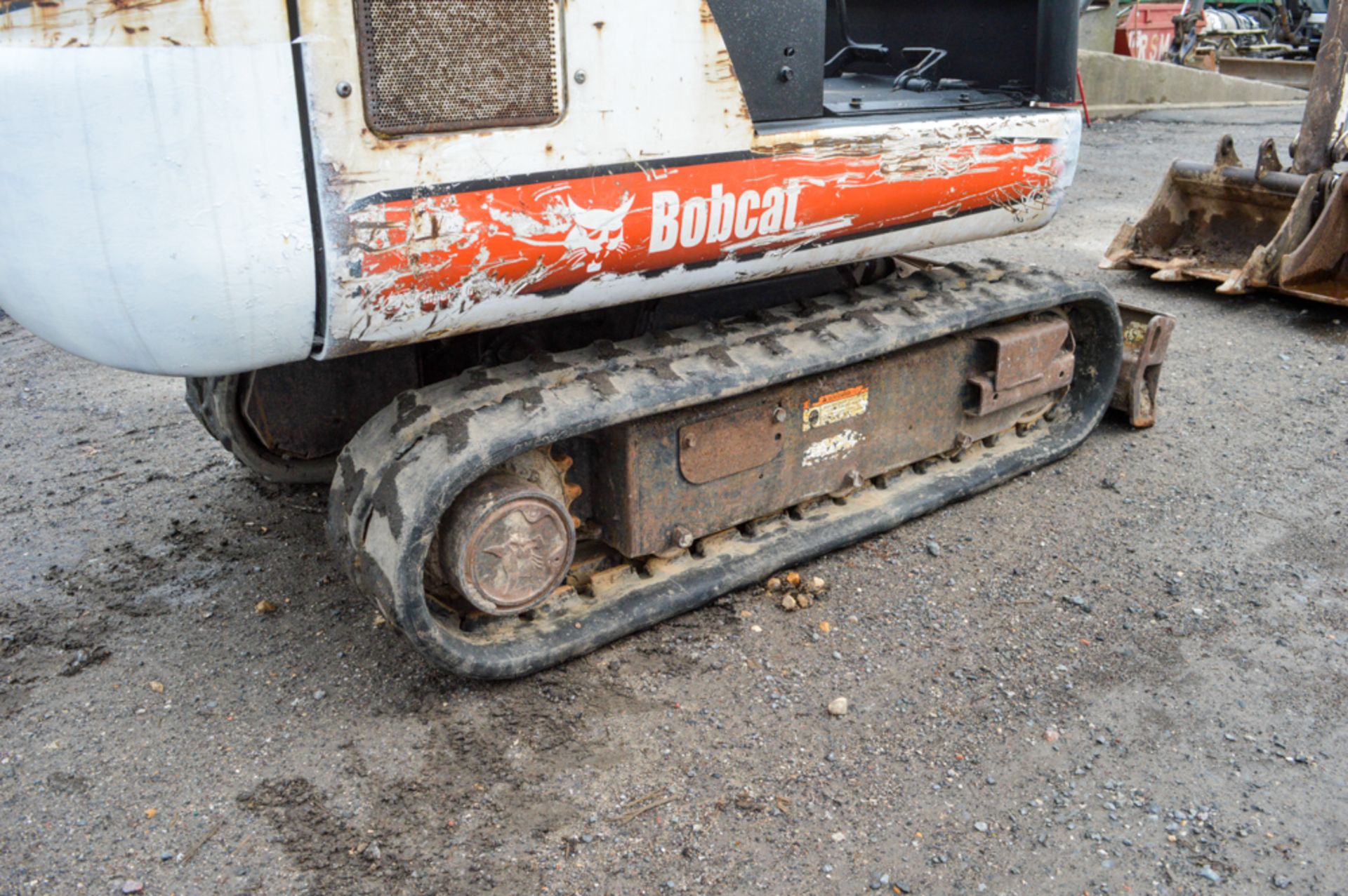 Bobcat 320 1.5 tonne rubber tracked mini excavator Year: S/N: Recorded Hours: 2324 blade & 3 - Image 7 of 11