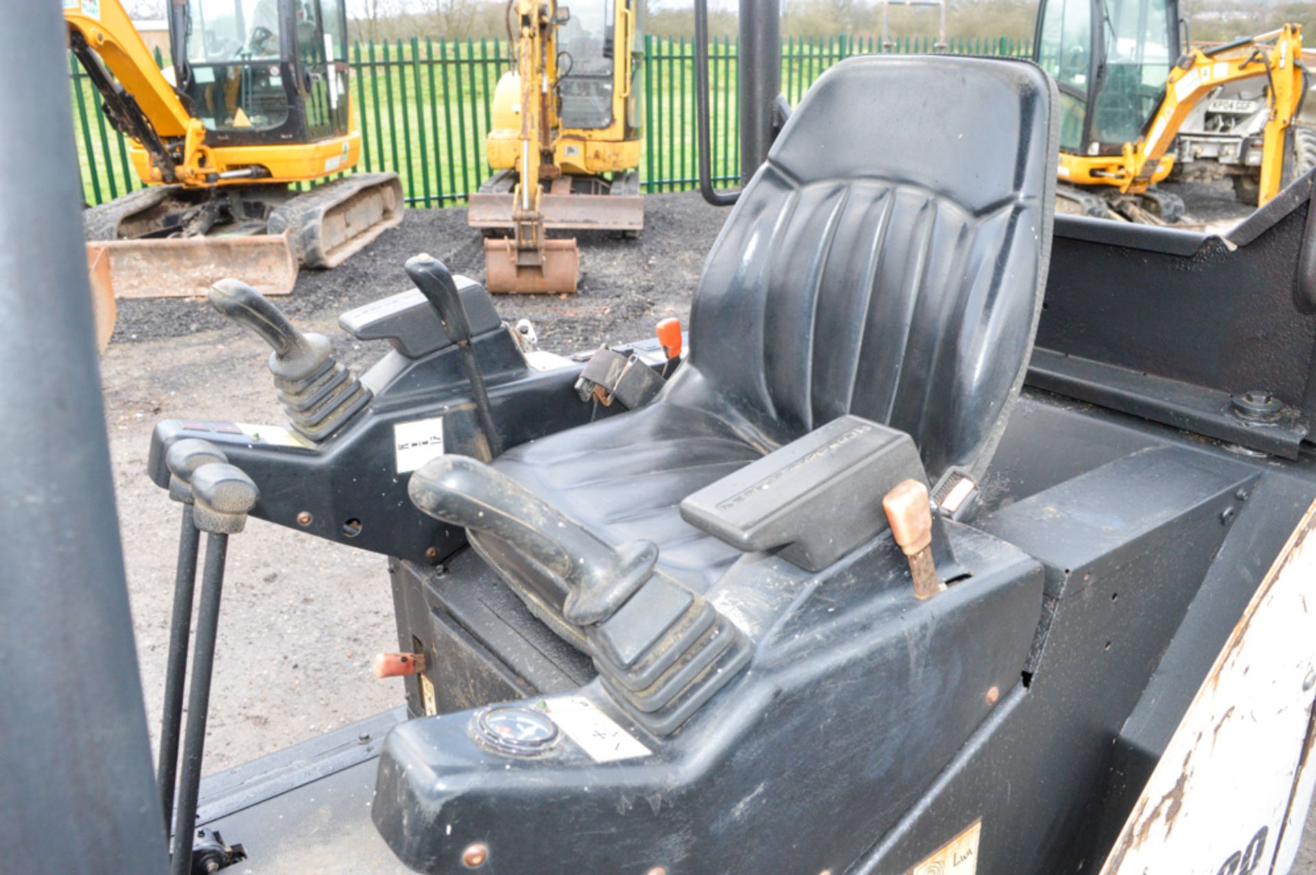 Bobcat 320 1.5 tonne rubber tracked mini excavator Year: S/N: Recorded Hours: 2324 blade & 3 - Image 11 of 11