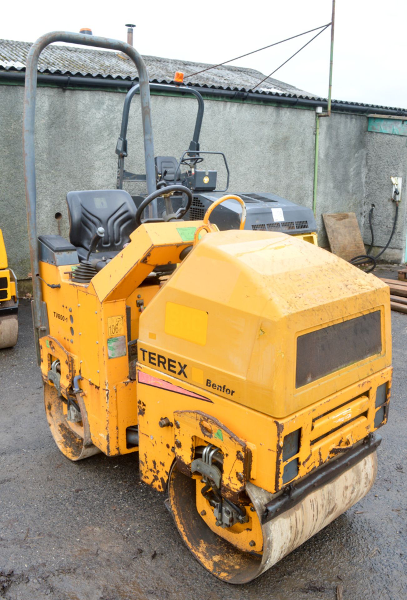 Benford Terex TV800-1 double drum ride on roller Year: 2004 S/N: E404HU096 Recorded Hours: 1470 - Image 4 of 8