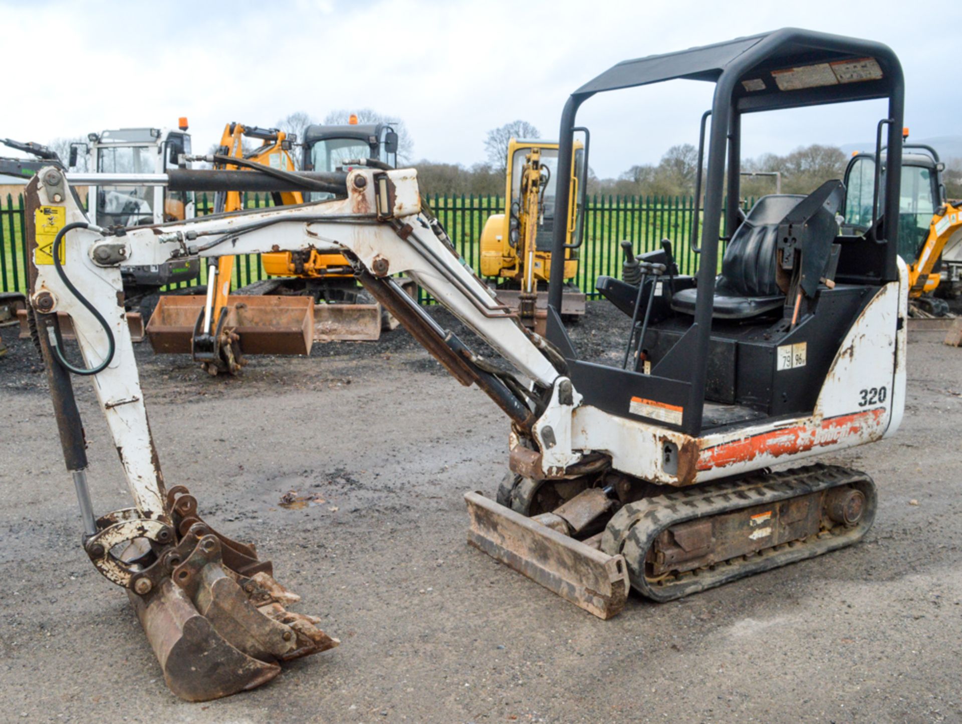 Bobcat 320 1.5 tonne rubber tracked mini excavator Year: S/N: Recorded Hours: 2324 blade & 3