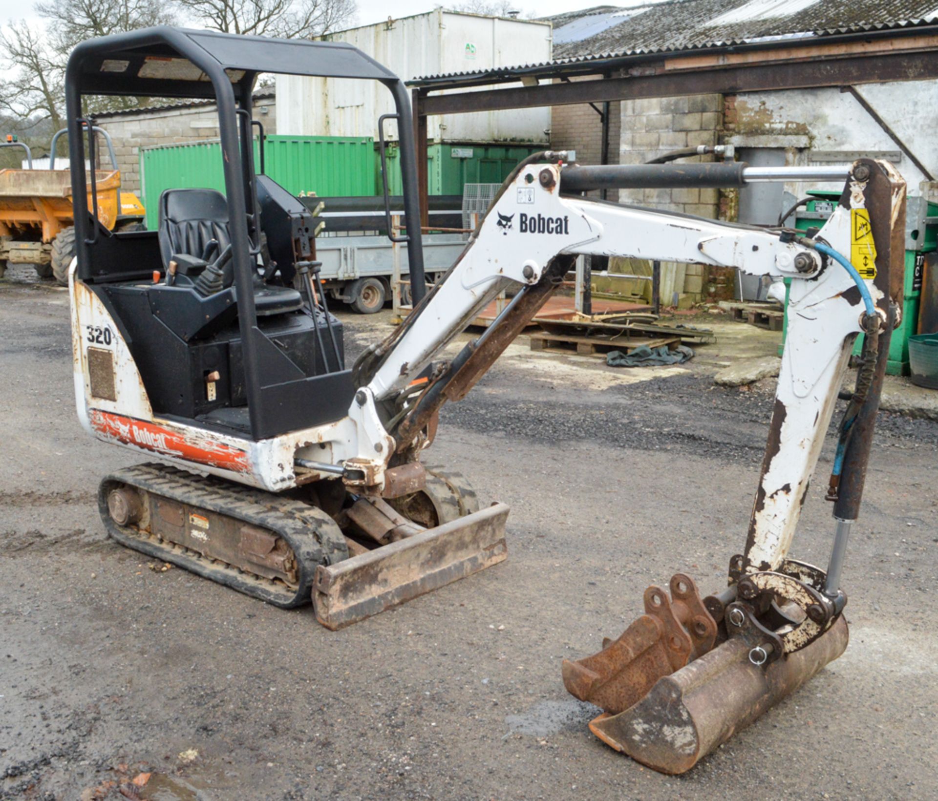 Bobcat 320 1.5 tonne rubber tracked mini excavator Year: S/N: Recorded Hours: 2324 blade & 3 - Image 4 of 11