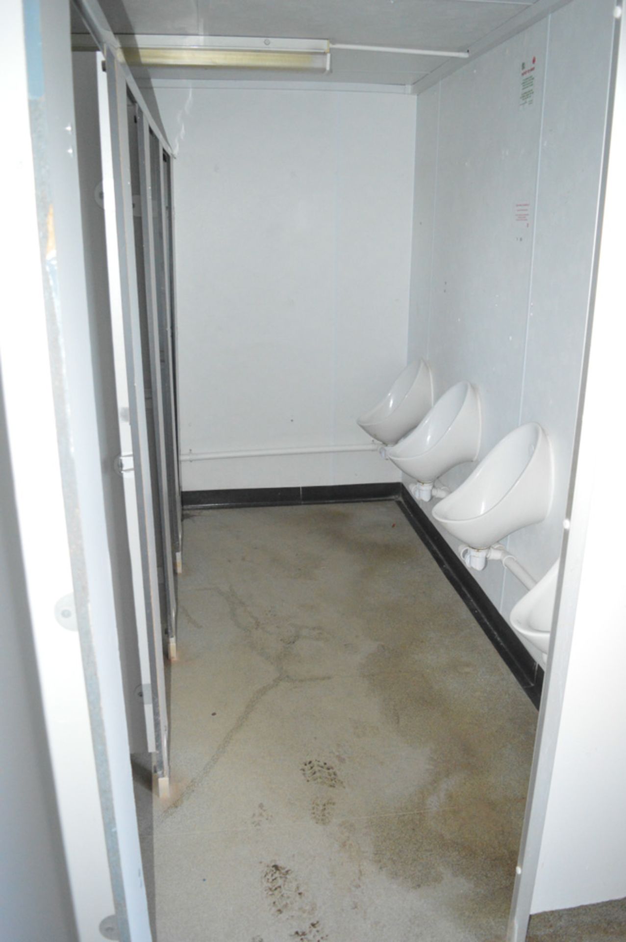 32ft x 9ft toilet and shower block site unit  Comprising of 3 rooms, toilets and shower  c/w keys in - Image 7 of 9