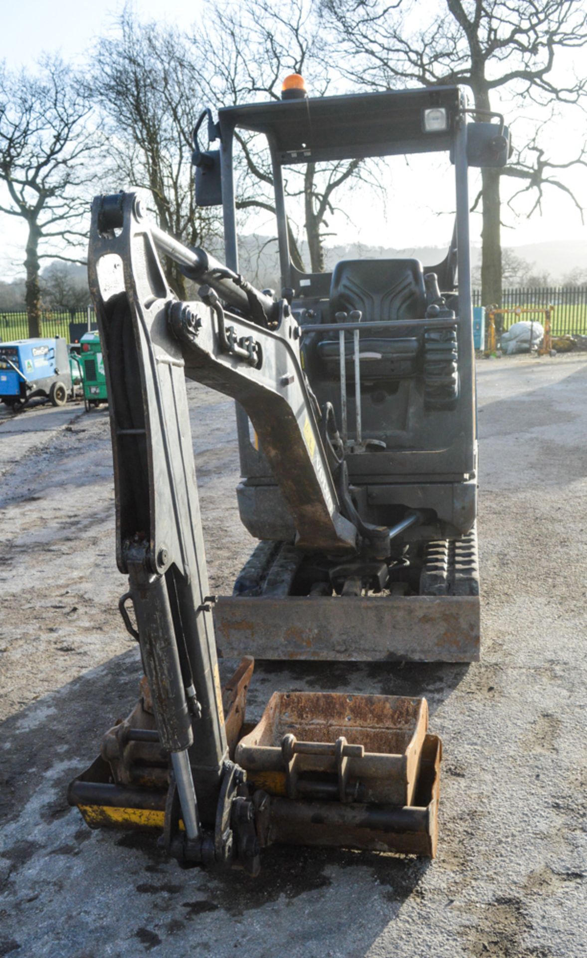 Volvo EC15 1.5 tonne rubber tracked mini excavator Year: 2011 S/N: VCE0C15CA00001561 Recorded Hours: - Image 5 of 11