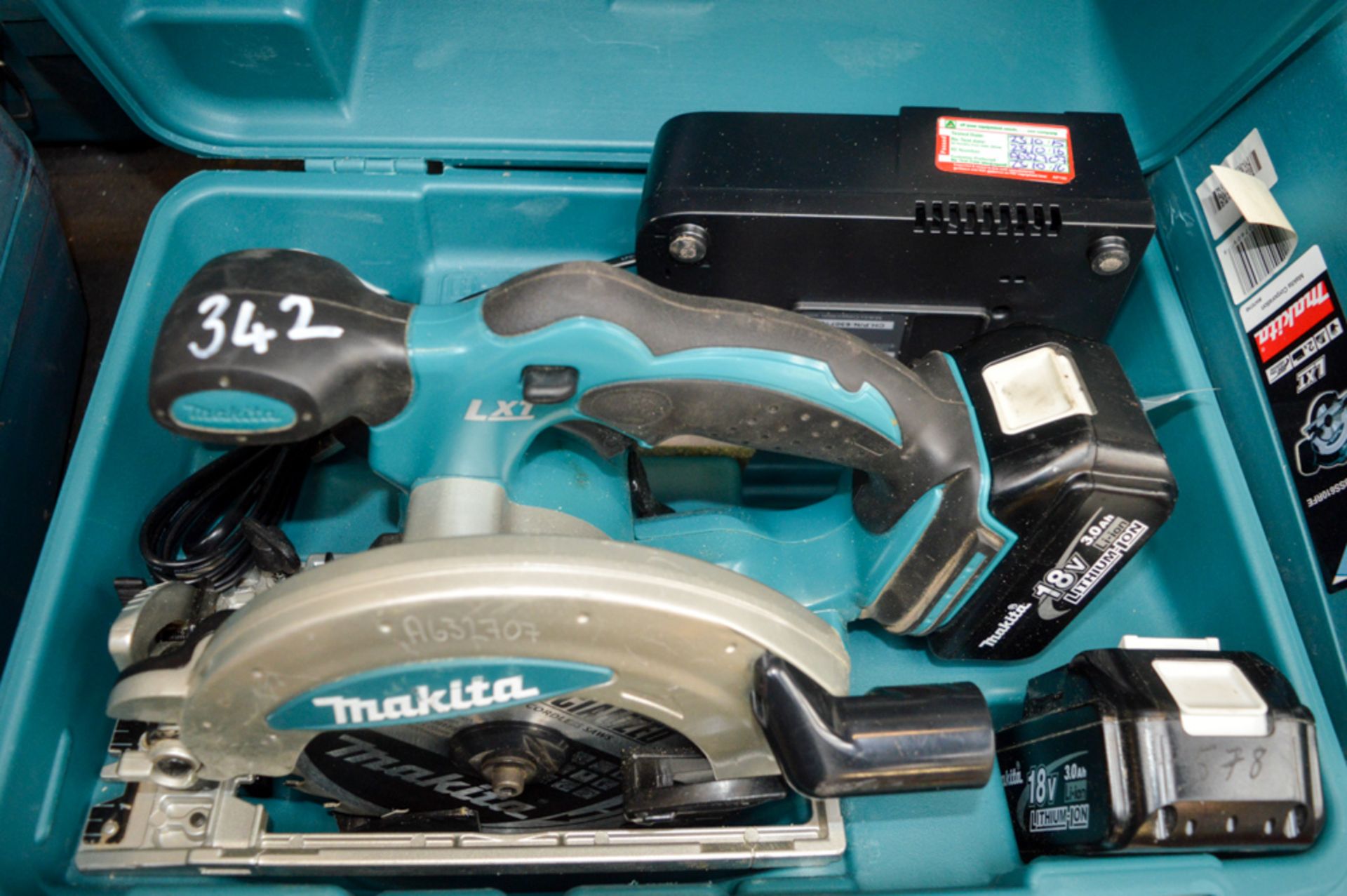 Makita 18v cordless circular saw c/w 2 batteries, charger & carry case A632707