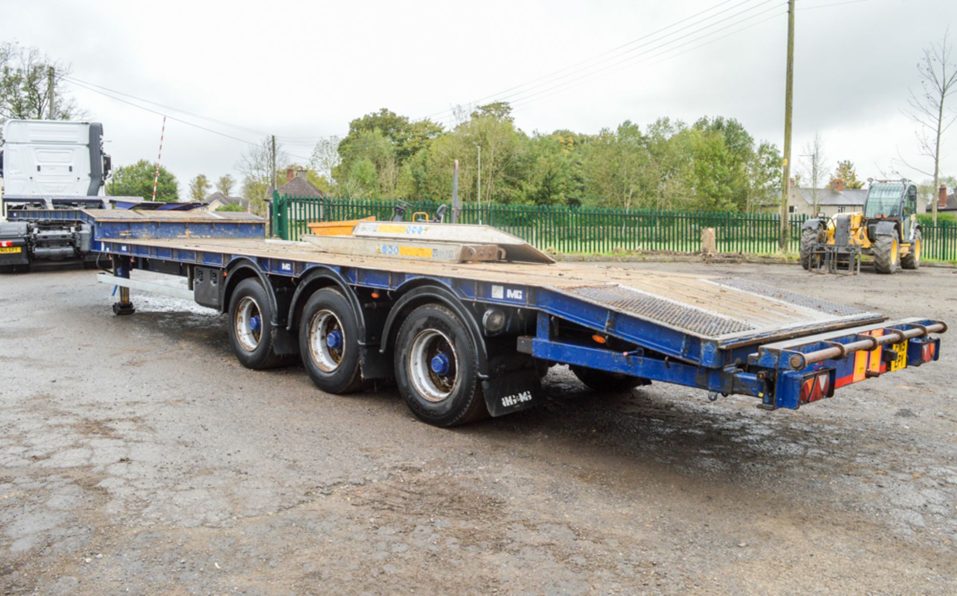 M&G SLC 27Y stepframe low loader trailer (13.6 metre) Year: 2010 MOT Expires: 30/06/2018 Chassis No: - Image 3 of 12