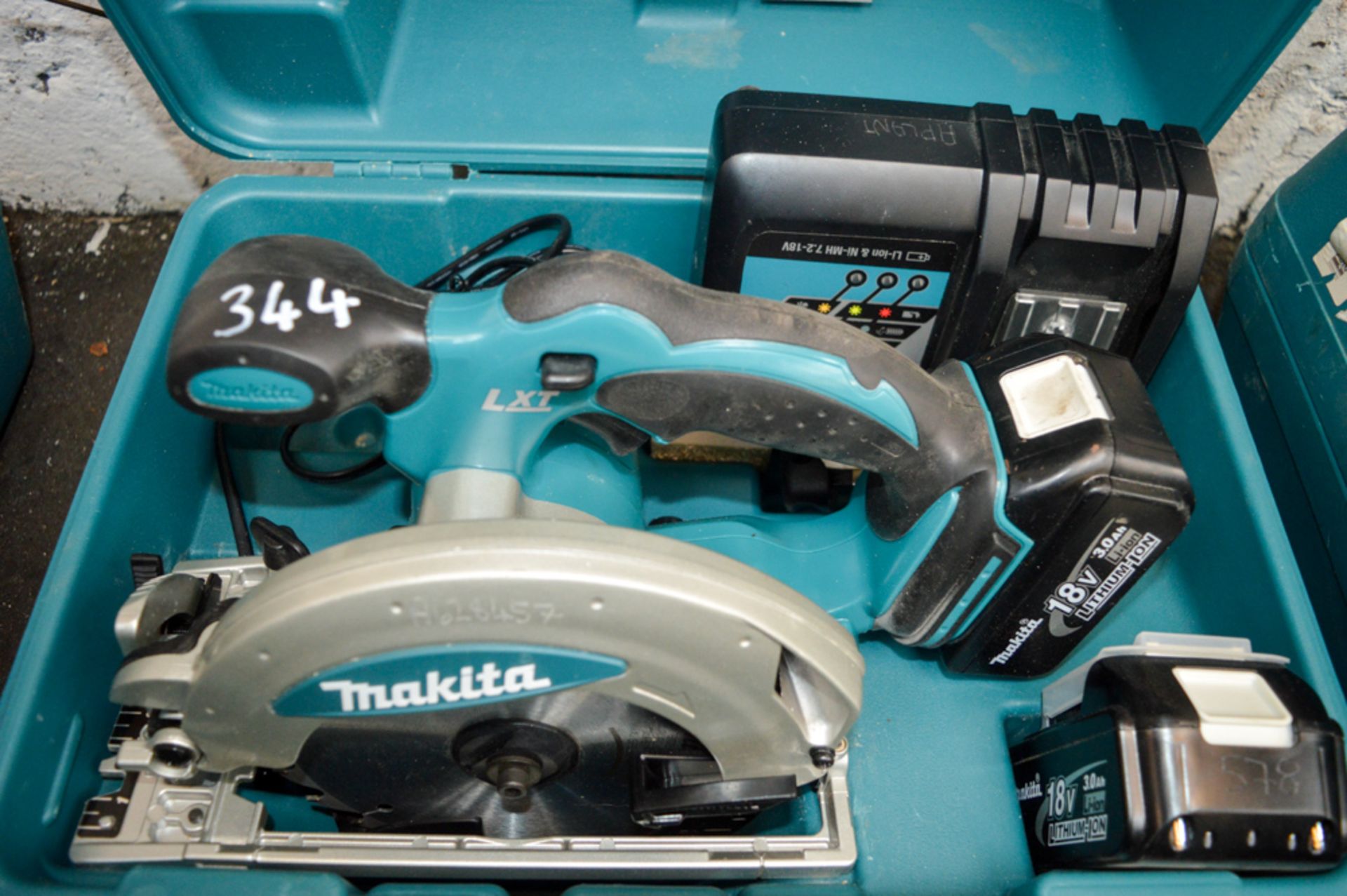 Makita 18v cordless circular saw c/w 2 batteries, charger & carry case A628457