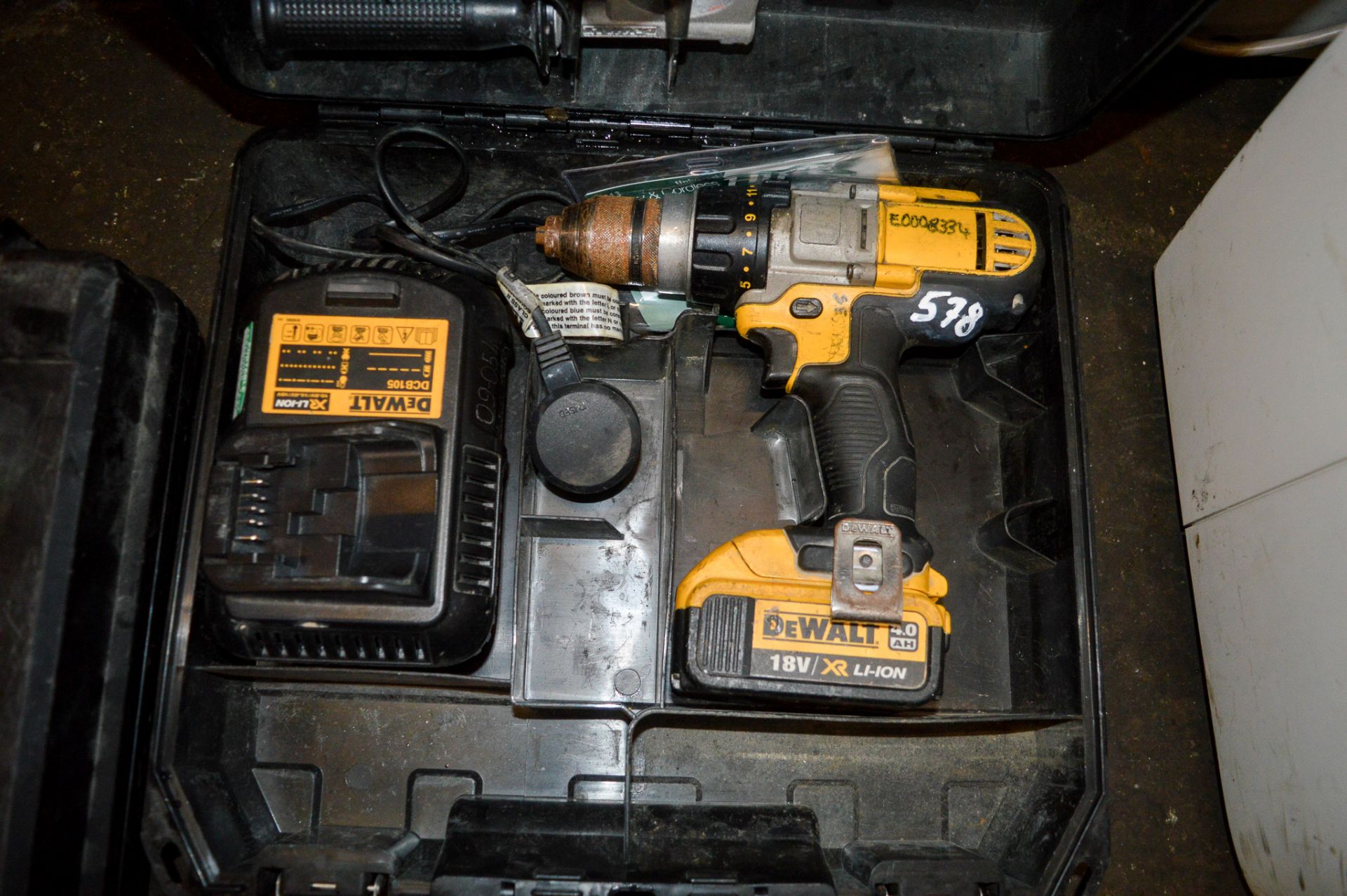 Dewalt 18v cordless power drill c/w battery, charger & carry case