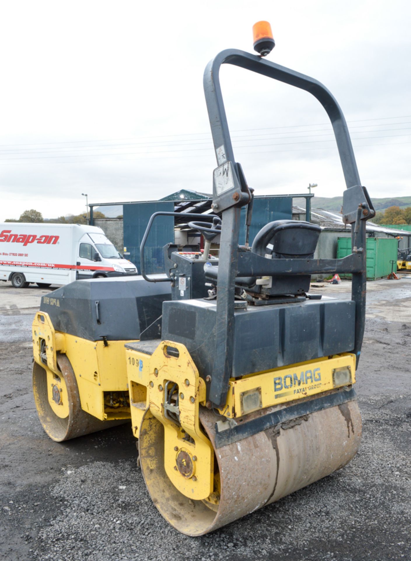 Bomag BW135A double drum ride on roller Year: 2007 S/N: 161077 Recorded Hours: 1218 1096 - Image 4 of 8