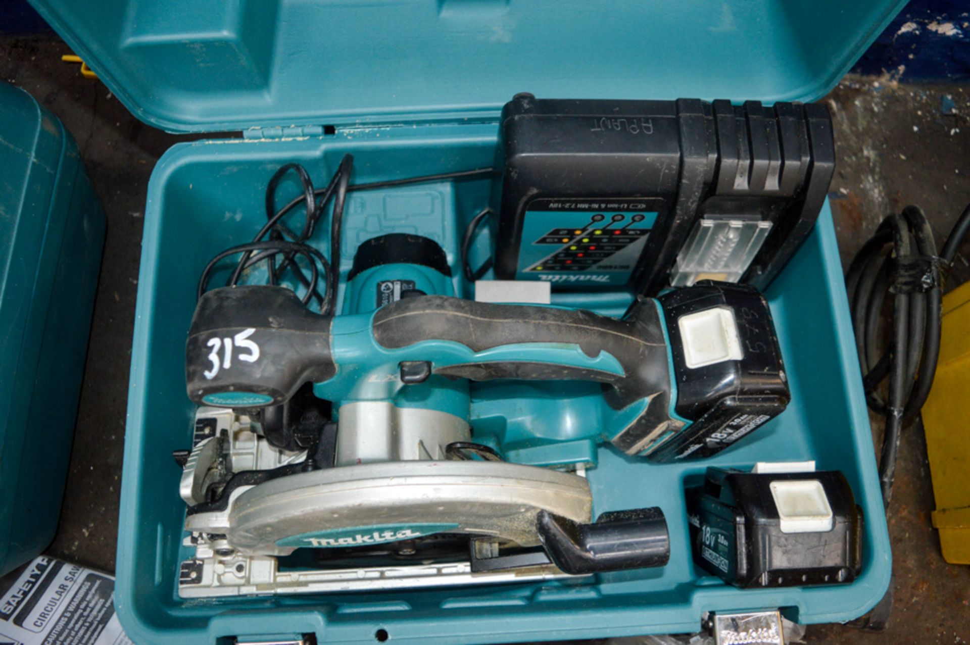 Makita 18v cordless circular saw c/w 2 batteries, charger & carry case A631208