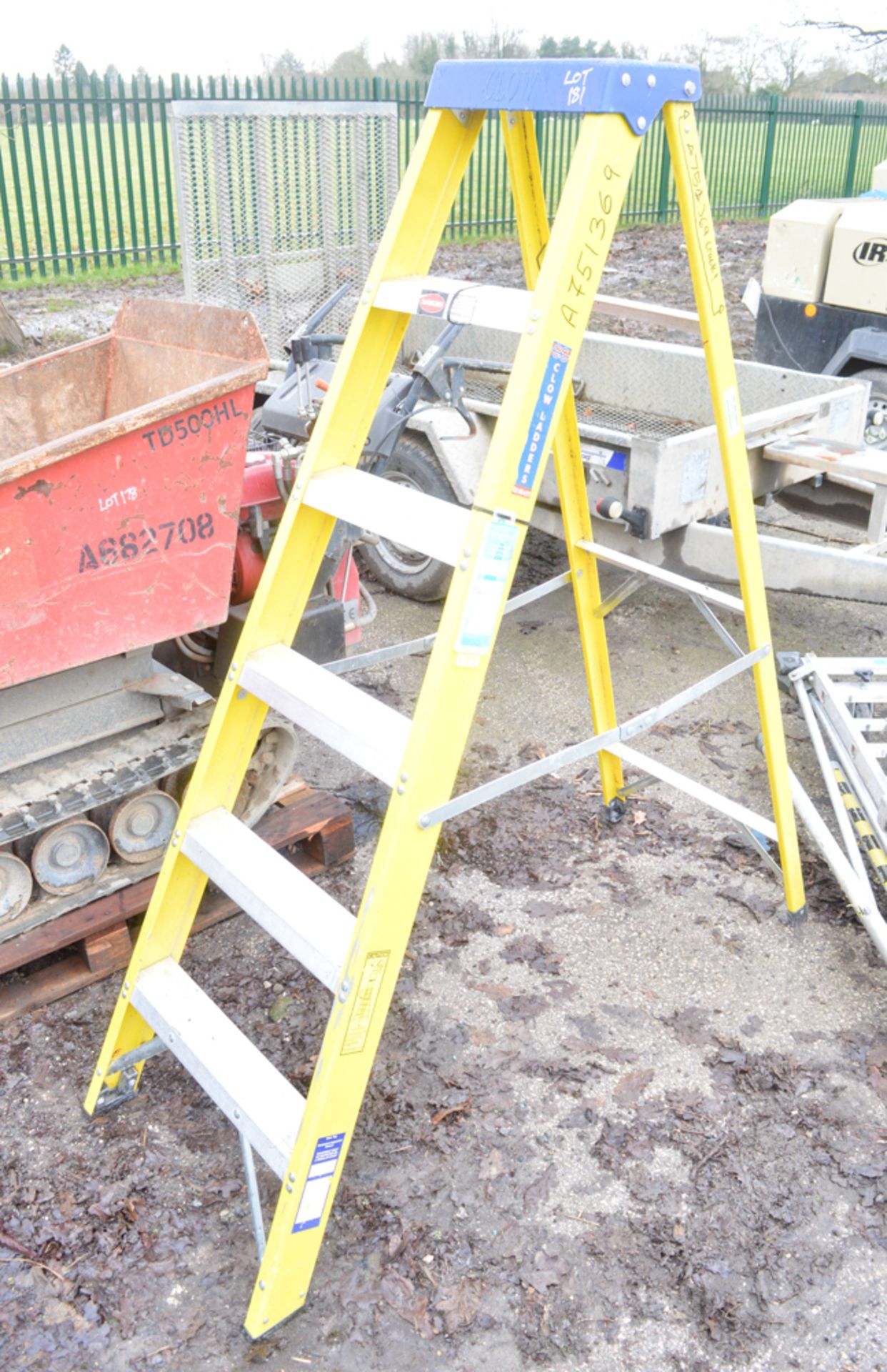 6 tread fibreglass step ladder A751369