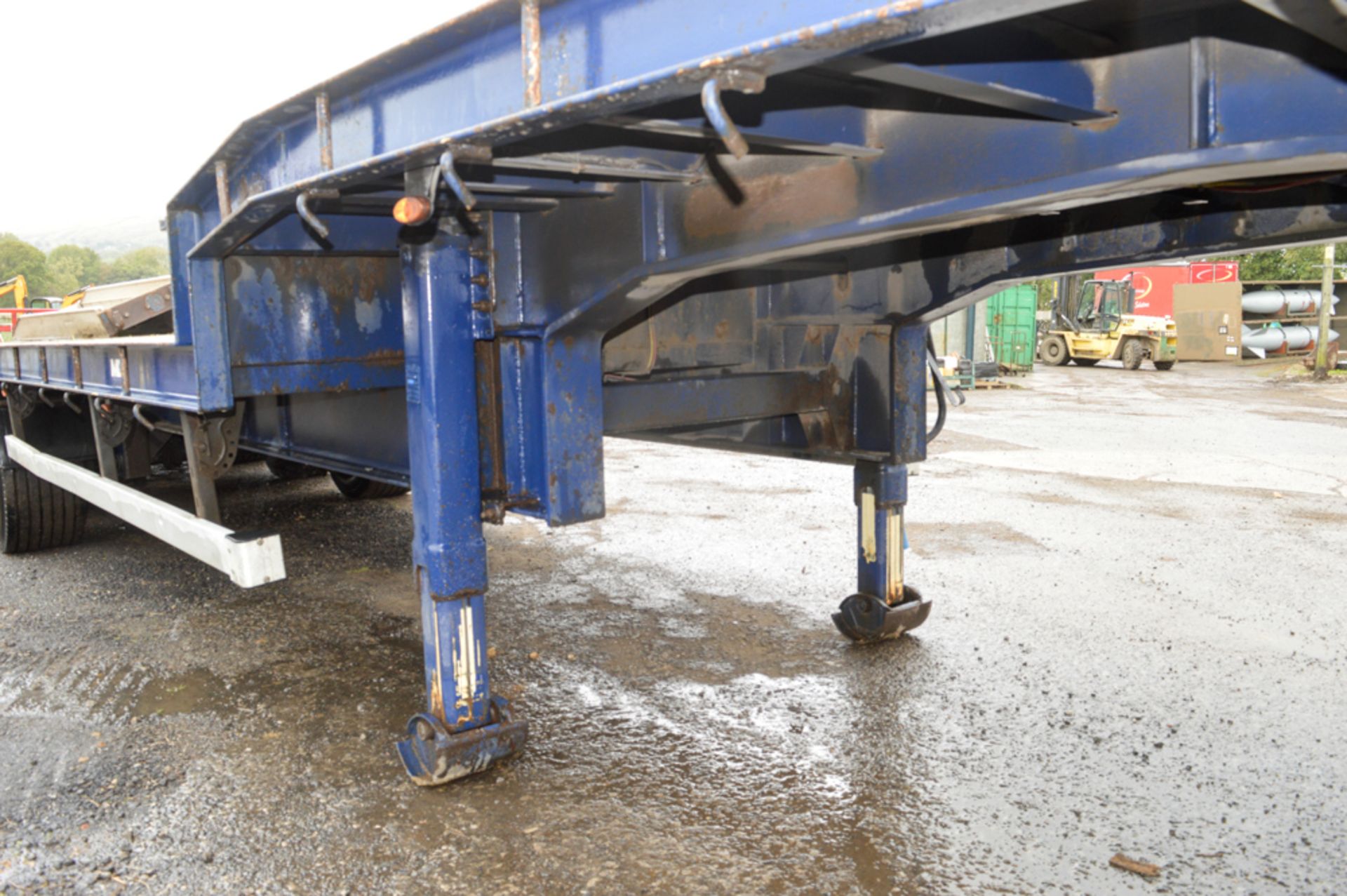 M&G SLC 27Y stepframe low loader trailer (13.6 metre) Year: 2010 MOT Expires: 30/06/2018 Chassis No: - Image 6 of 12