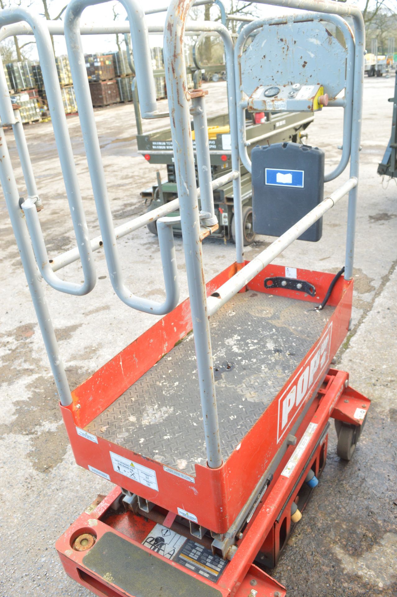 Pop Up Push 8 battery electric scissor lift access platform Recorded hours: - Image 2 of 2