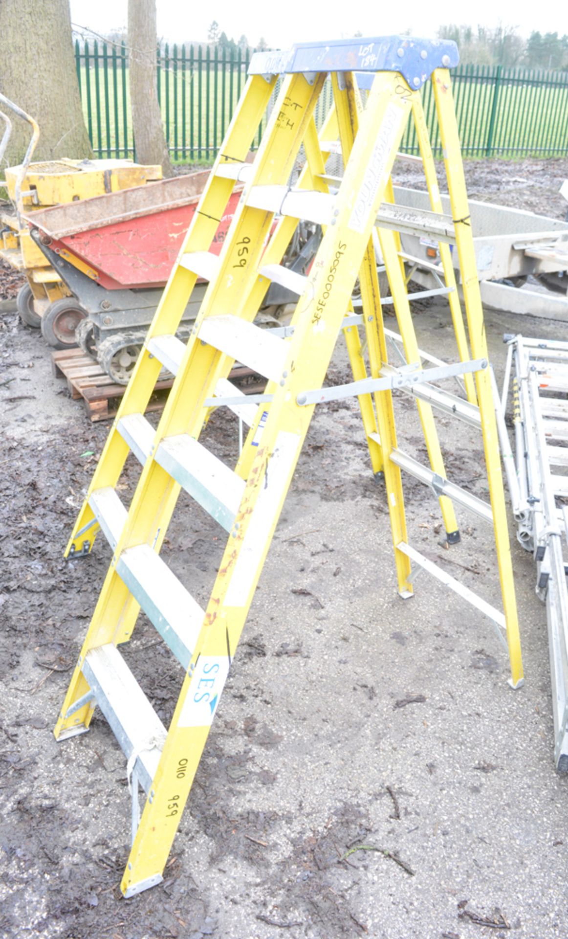 6 tread fibreglass step ladder E0005095