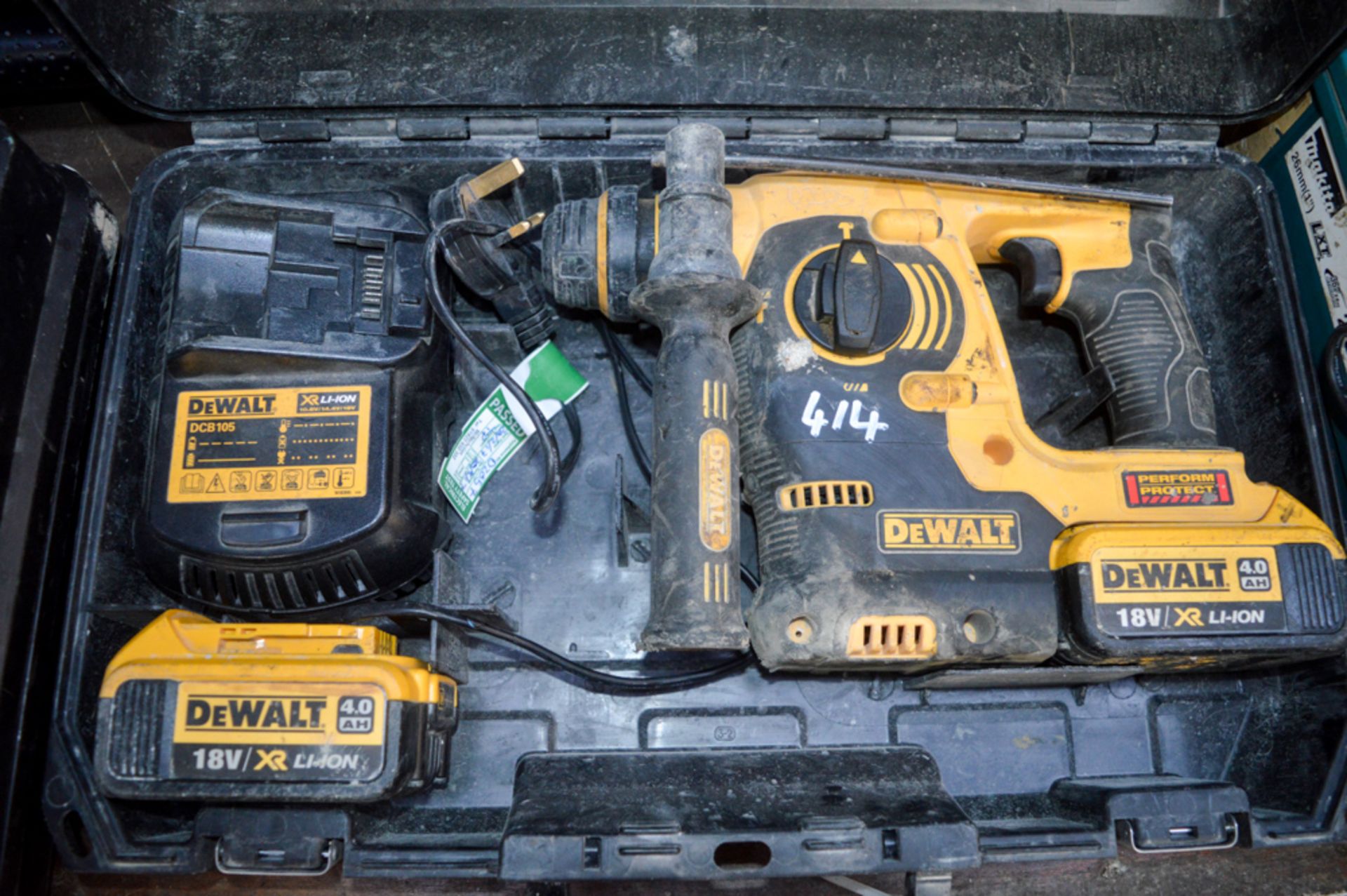 Dewalt 18v cordless power drill c/w 2 batteries, charger & carry case