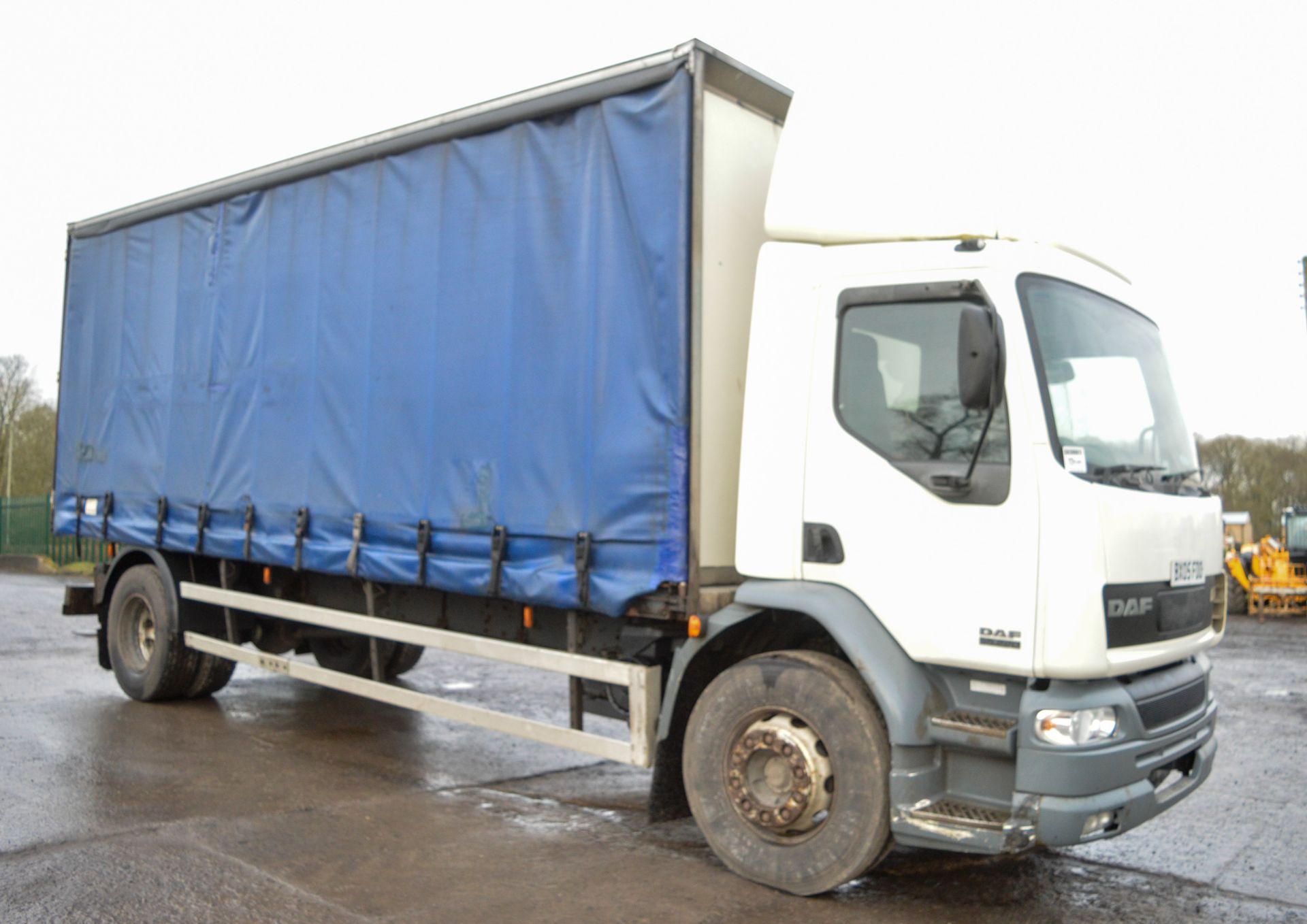 DAF 55-220 18 tonne curtain side flat bed lorry Registration Number: BX05 FDO Date of - Image 3 of 9