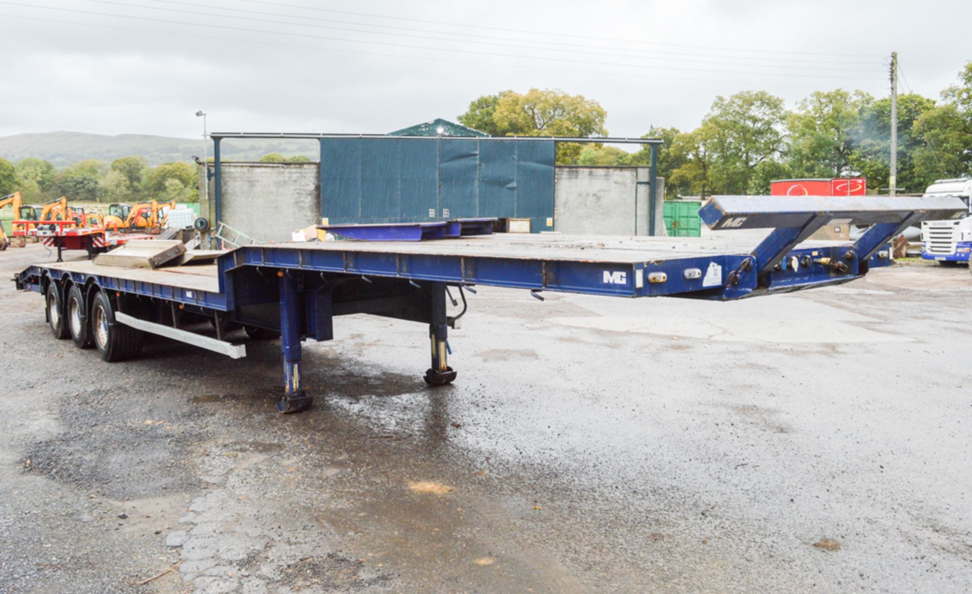 M&G SLC 27Y stepframe low loader trailer (13.6 metre) Year: 2010 MOT Expires: 30/06/2018 Chassis No: - Image 2 of 12