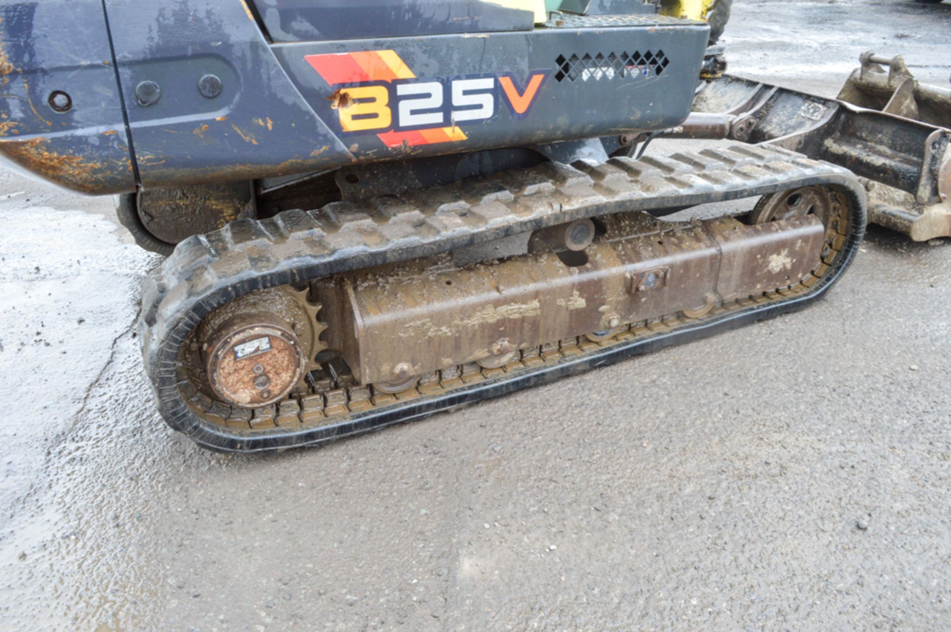 Yanmar B25V 2.5 tonne rubber tracked mini excavator Year: 2007 S/N: E204351 Recorded Hours: 5039 - Image 8 of 11