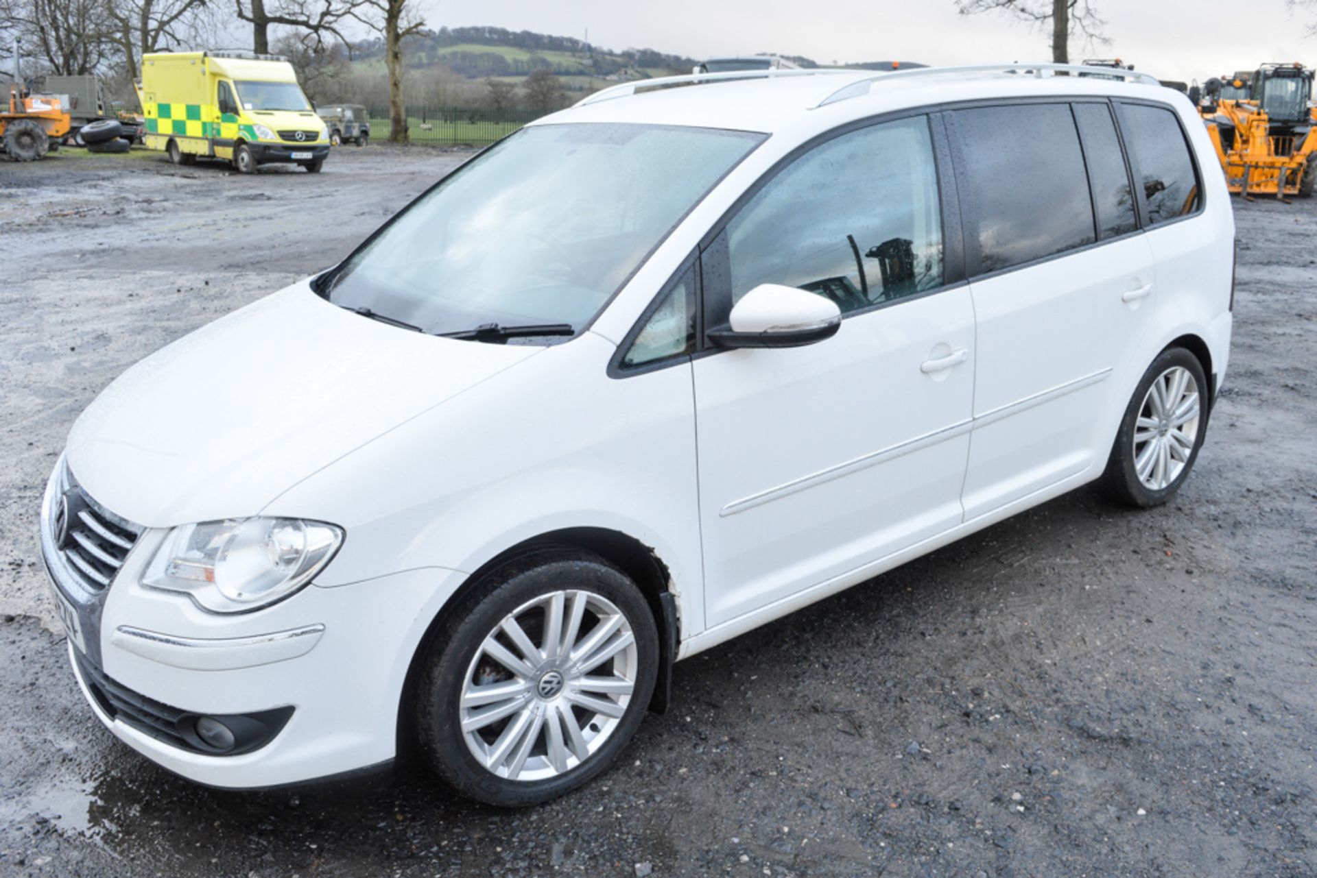 Volkswagen Touran Sport TDi 140 diesel MPV Registration Number: DK09 EZV Date of Registration: 29/ - Image 4 of 11