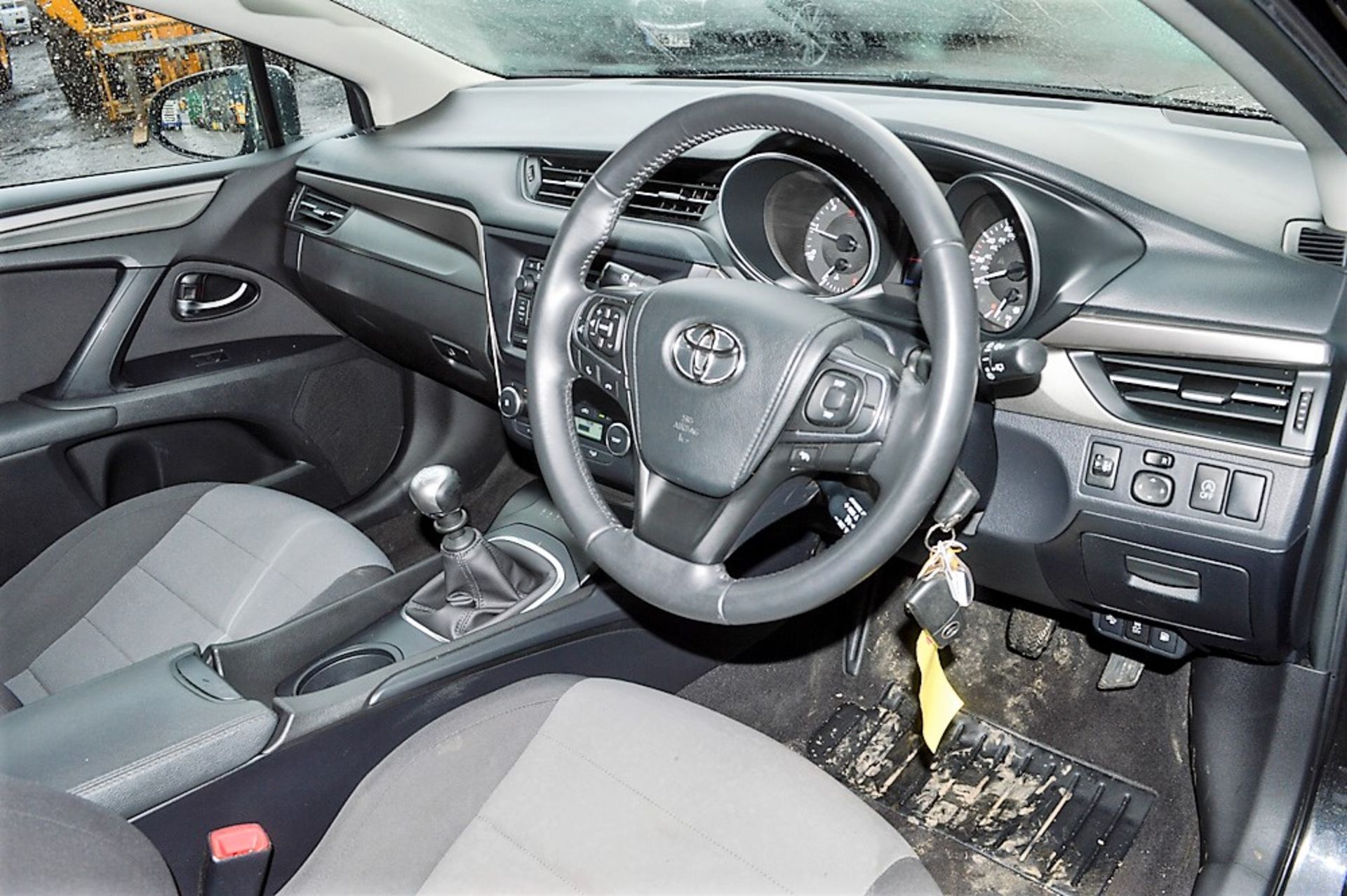 Toyota Avensis Active D-4D 5 door estate car   Registration number: MM65 SFY Date of Registration: - Image 7 of 10