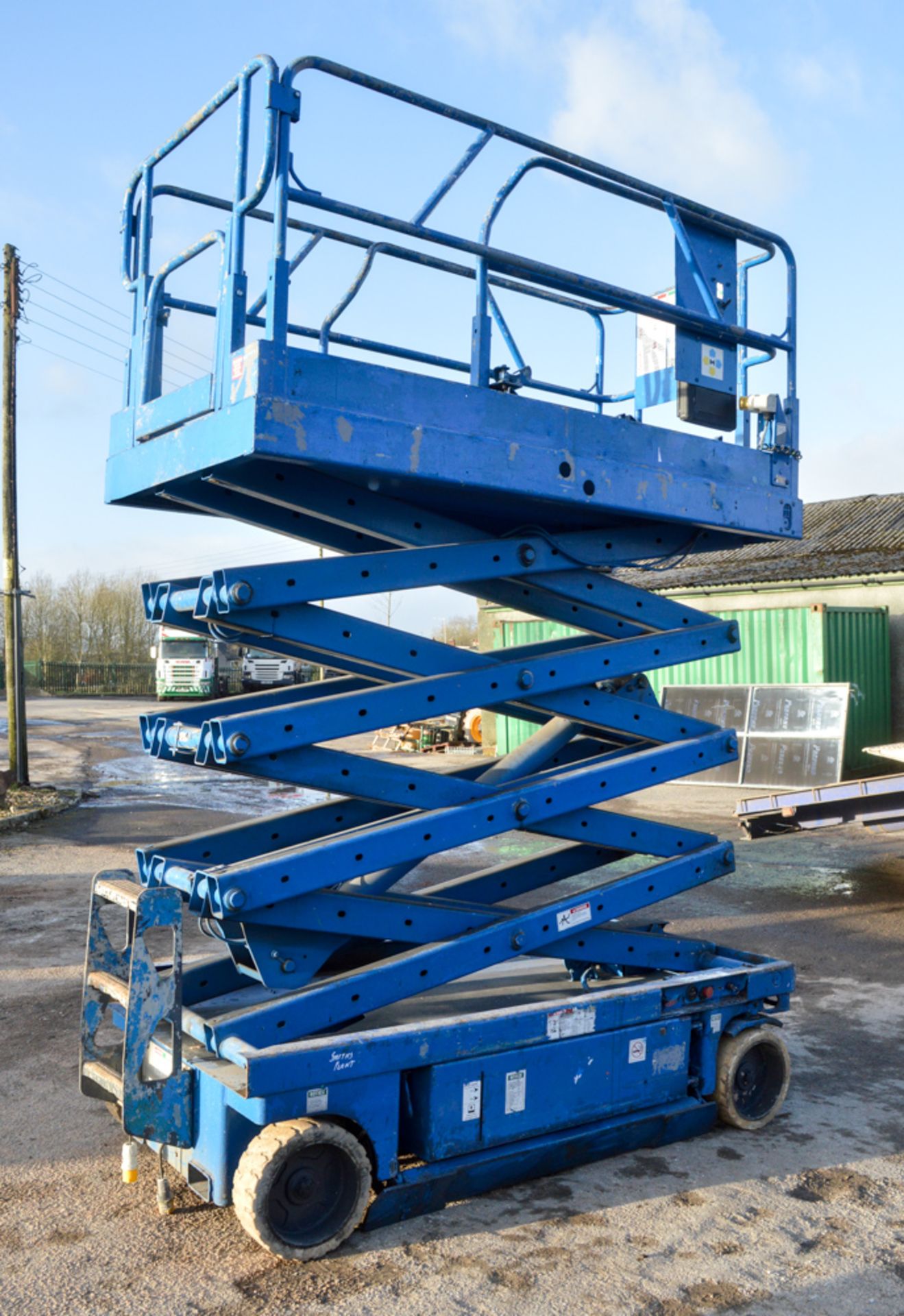 Genie Lift GS2646 26 ft battery election scissor lift access platform Year: 1998 S/N: 3659 - Image 5 of 5