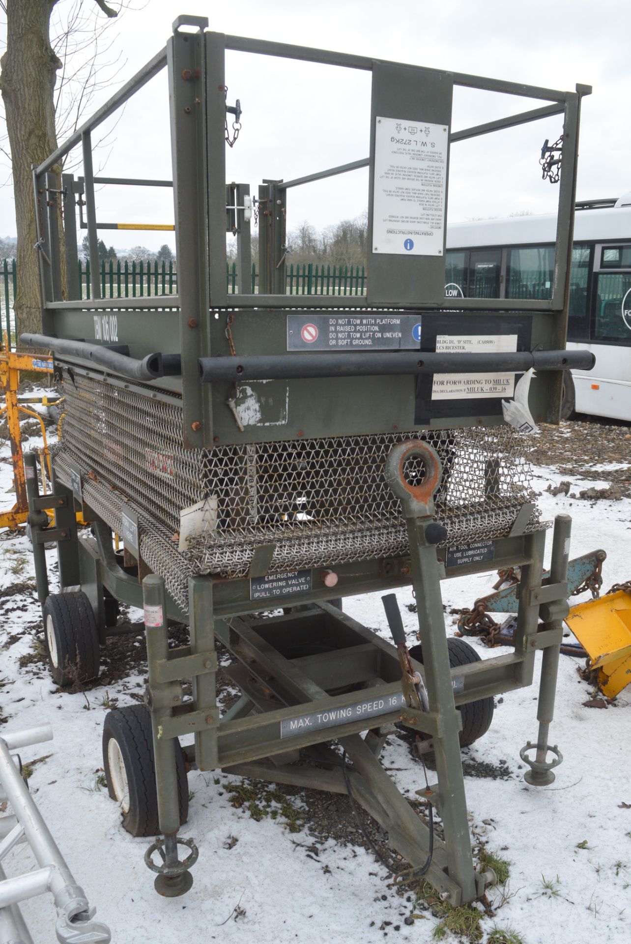 UK Lift manual hydraulic site tow mobile access platform (Ex MOD) - Image 2 of 3