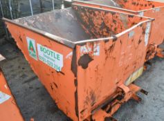 Fork lift tipping skip  A654369