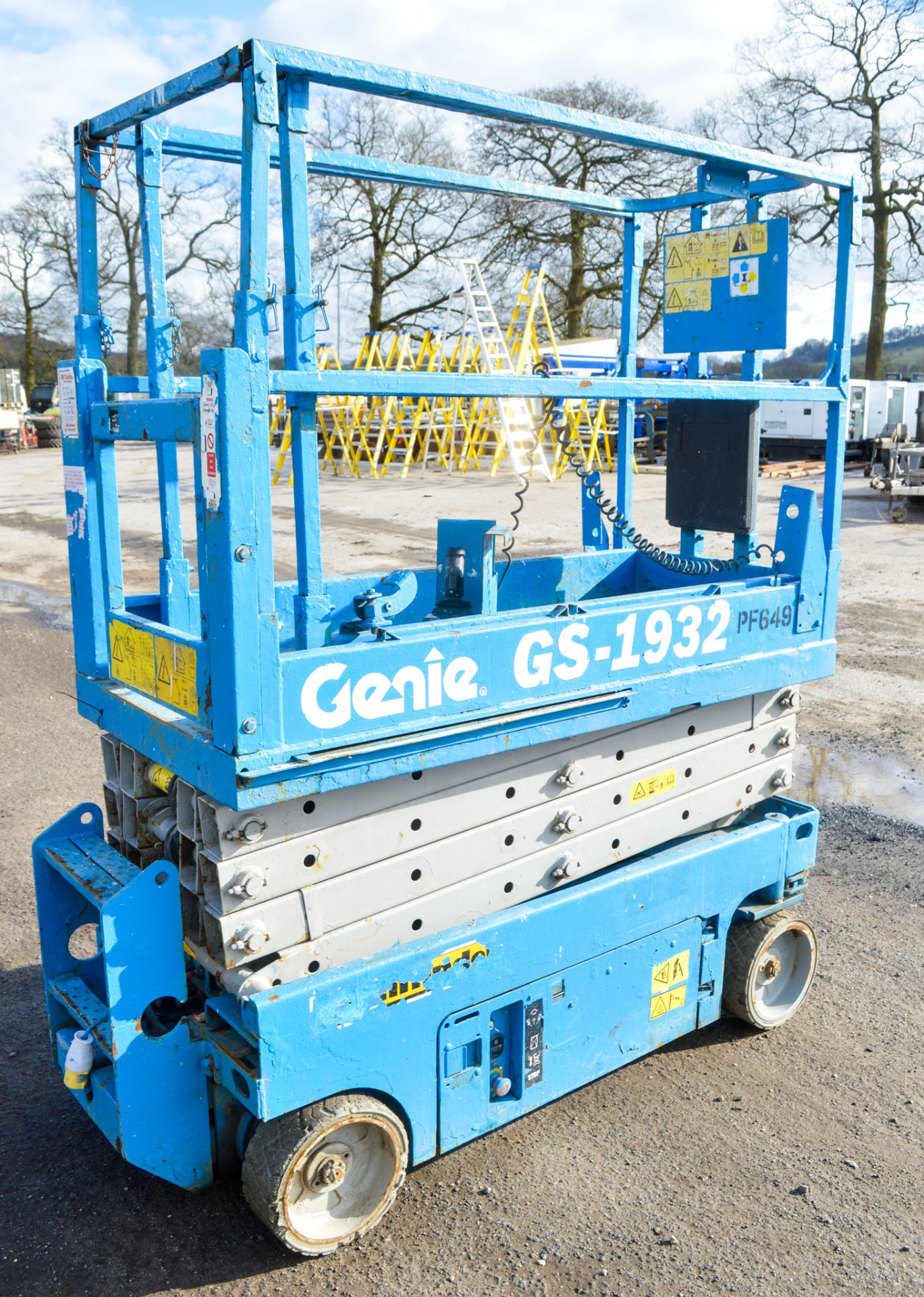 Genie GS 1932 32 ft battery electric scissor lift access platform Year: 2007 S/N: C-185 Recorded - Image 2 of 5