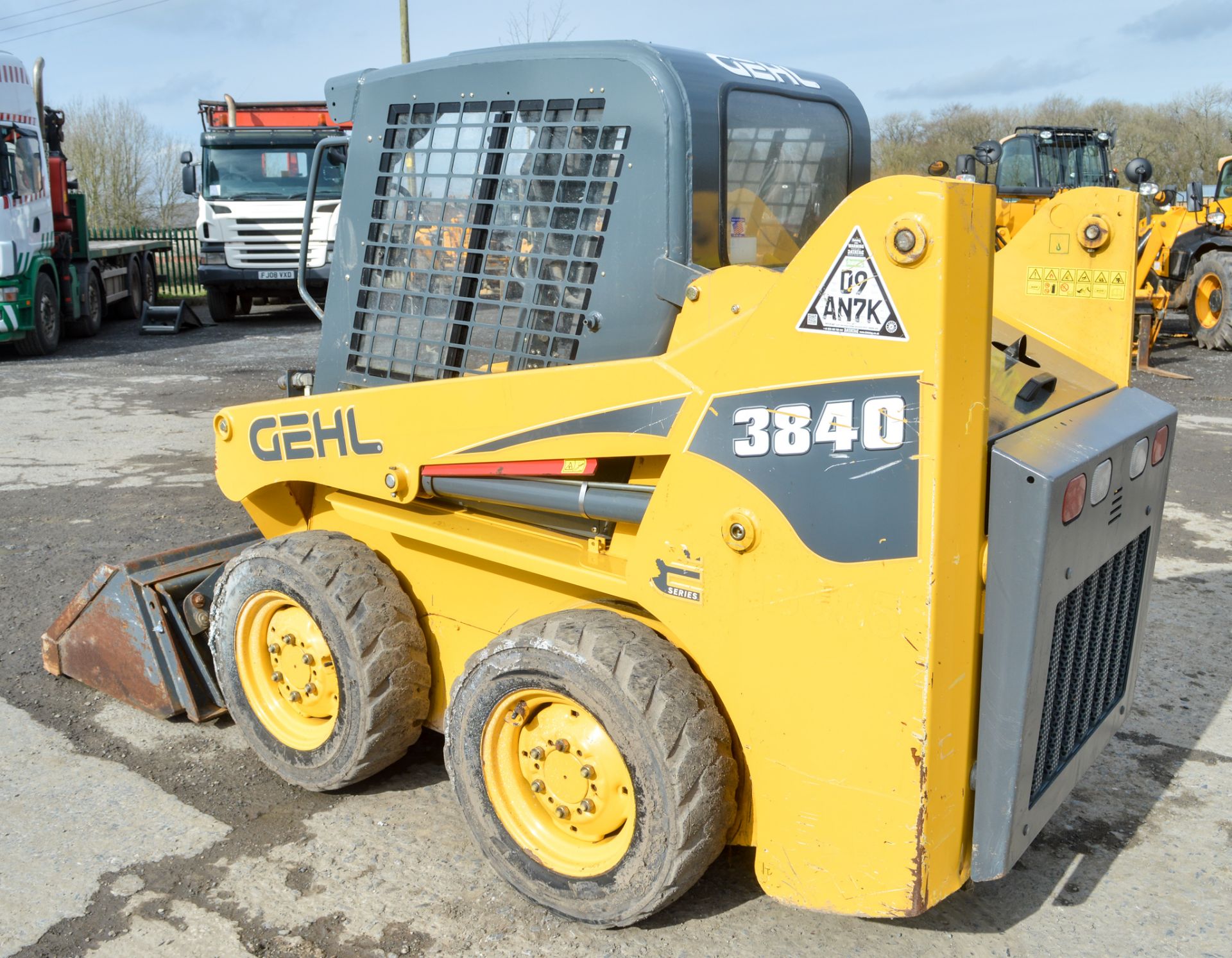 Gehl 3840 E Series skid steer loader Year: 2016 S/N: E005501 Recorded Hours: 436 c/w bucket - Image 2 of 10