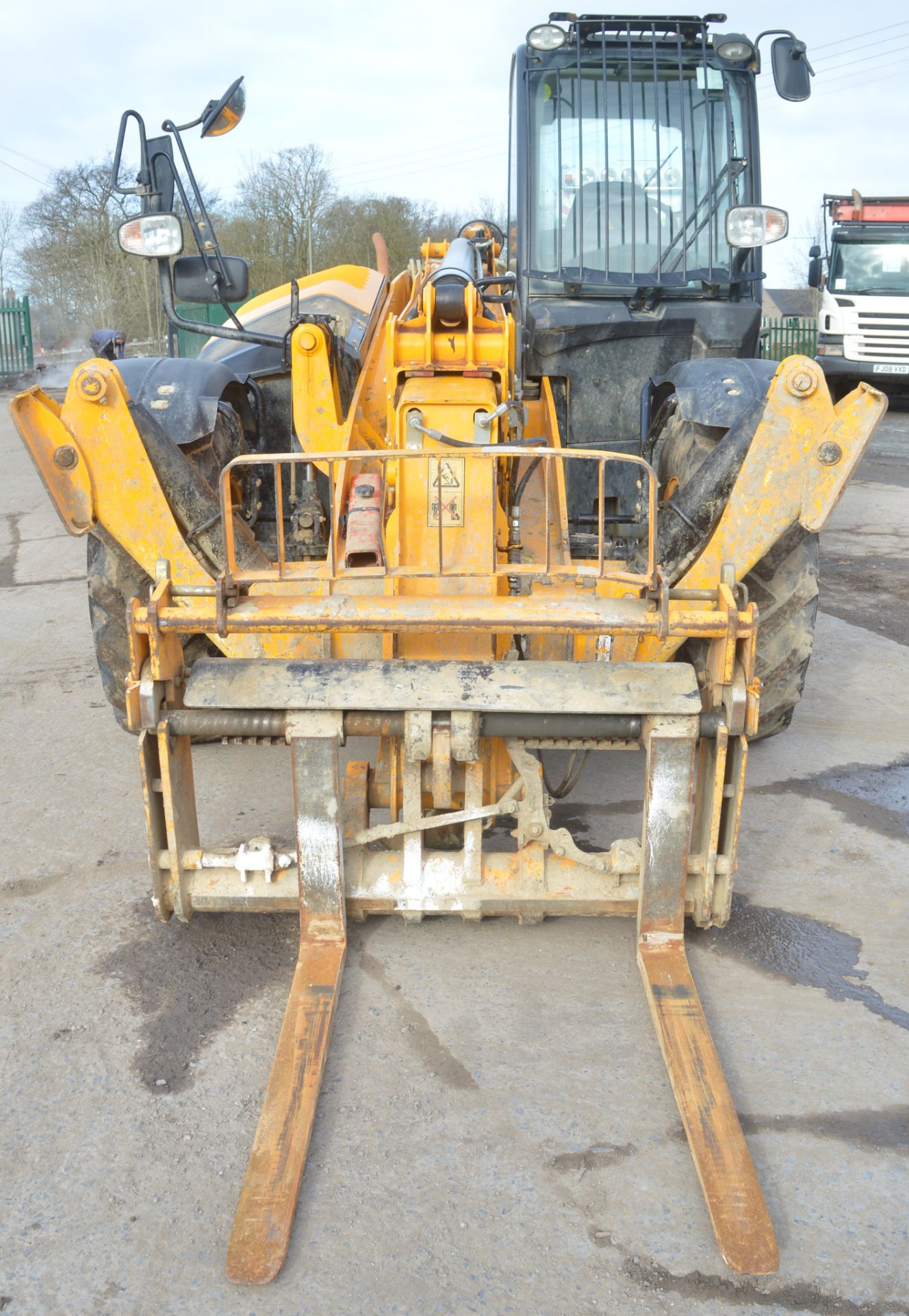 JCB 535-125 Hi-Viz T4i 12.5 metre telescopic handler Year: 2014 S/N: 2337179 Recorded Hours: 4227 - Image 5 of 13