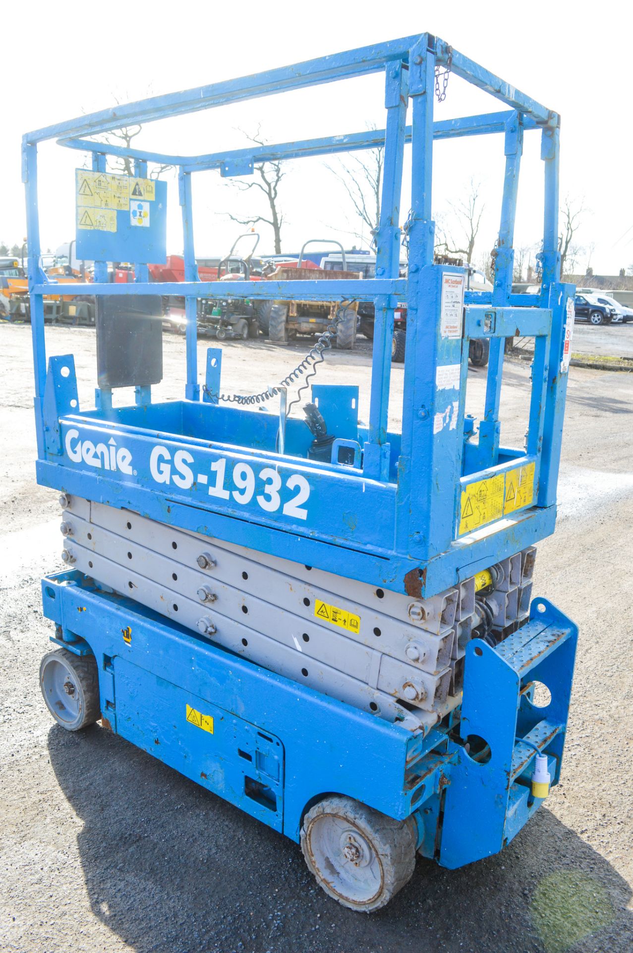 Genie GS 1932 32 ft battery electric scissor lift access platform Year: 2007 S/N: C-185 Recorded