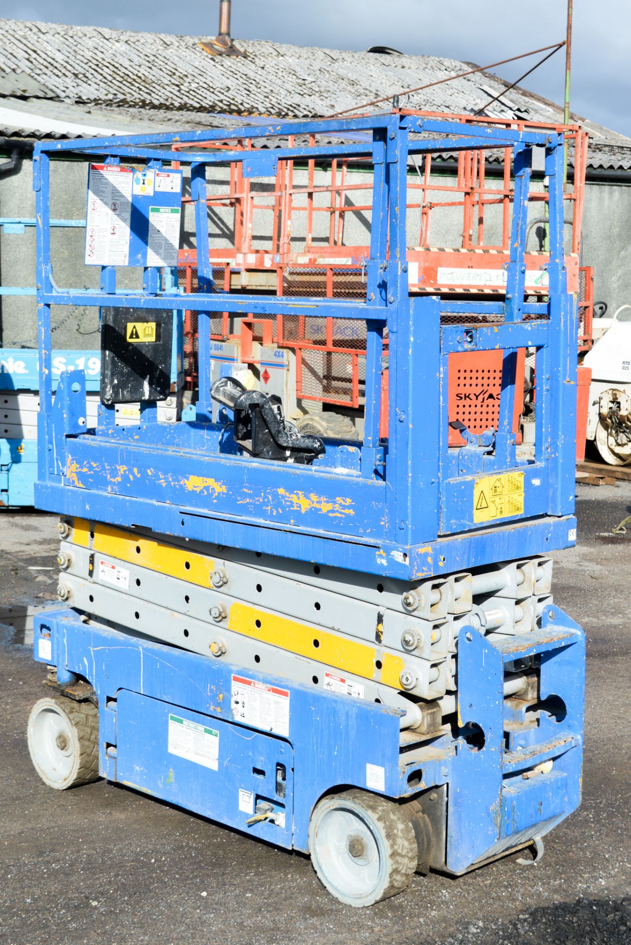 Genie GS 1932 32 ft battery electric scissor lift access platform Year: 2004 S/N: 67808 Recorded - Image 2 of 5