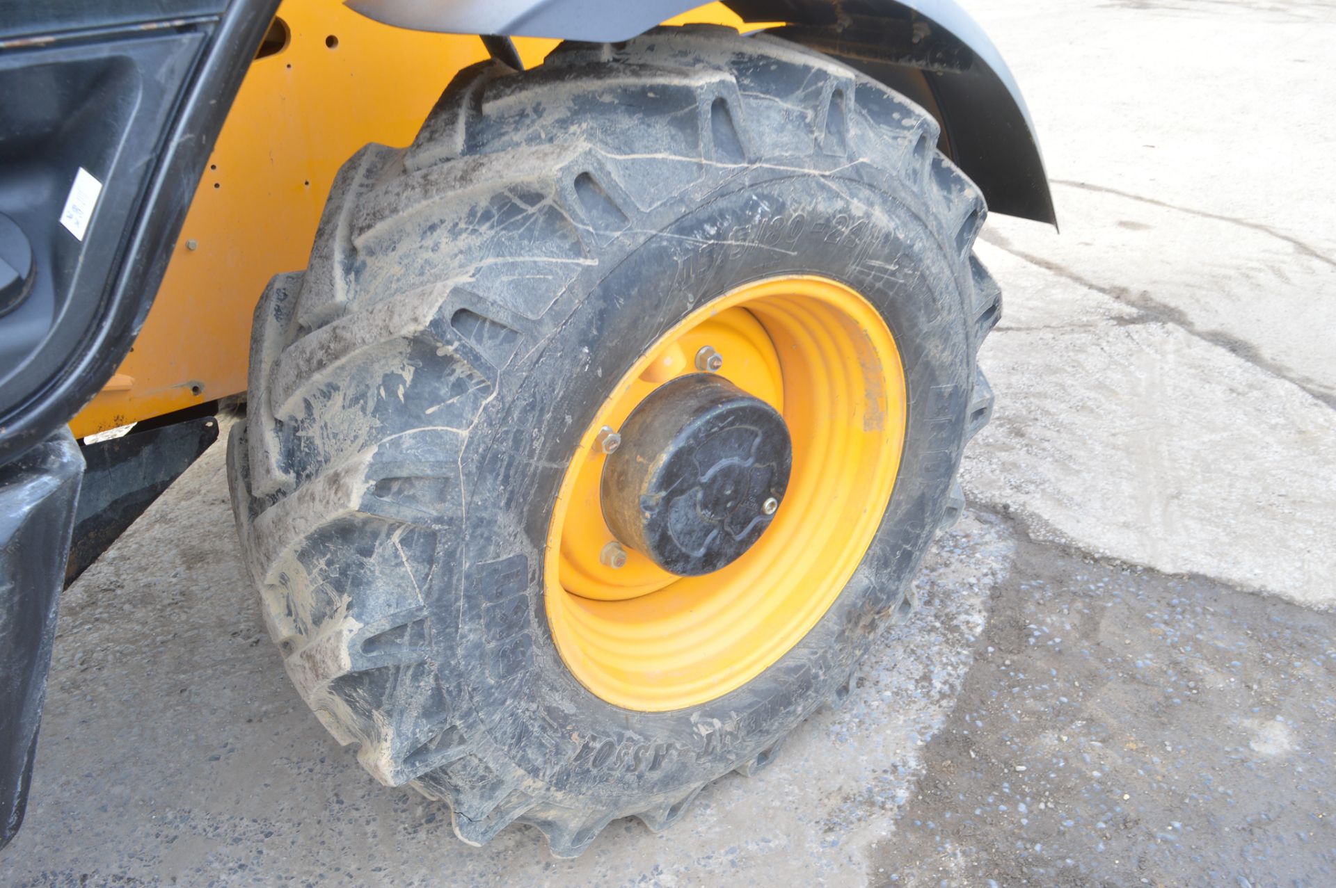 JCB 535-125 Hi-Viz T4i 12.5 metre telescopic handler Year: 2014 S/N: 2337179 Recorded Hours: 4227 - Image 8 of 13