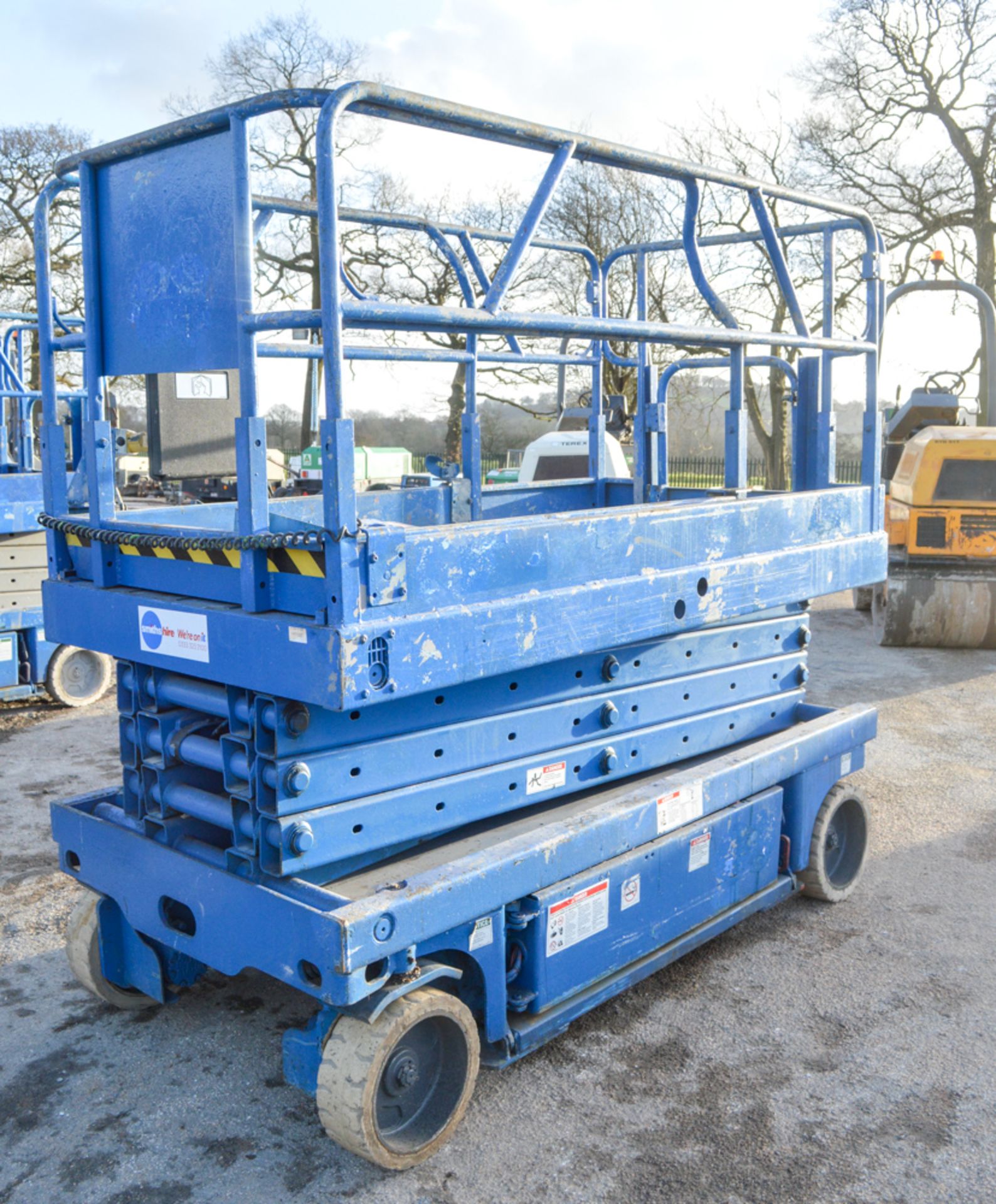 Genie Lift GS2646 26 ft battery election scissor lift access platform Year: 1998 S/N: 3659 - Image 4 of 5