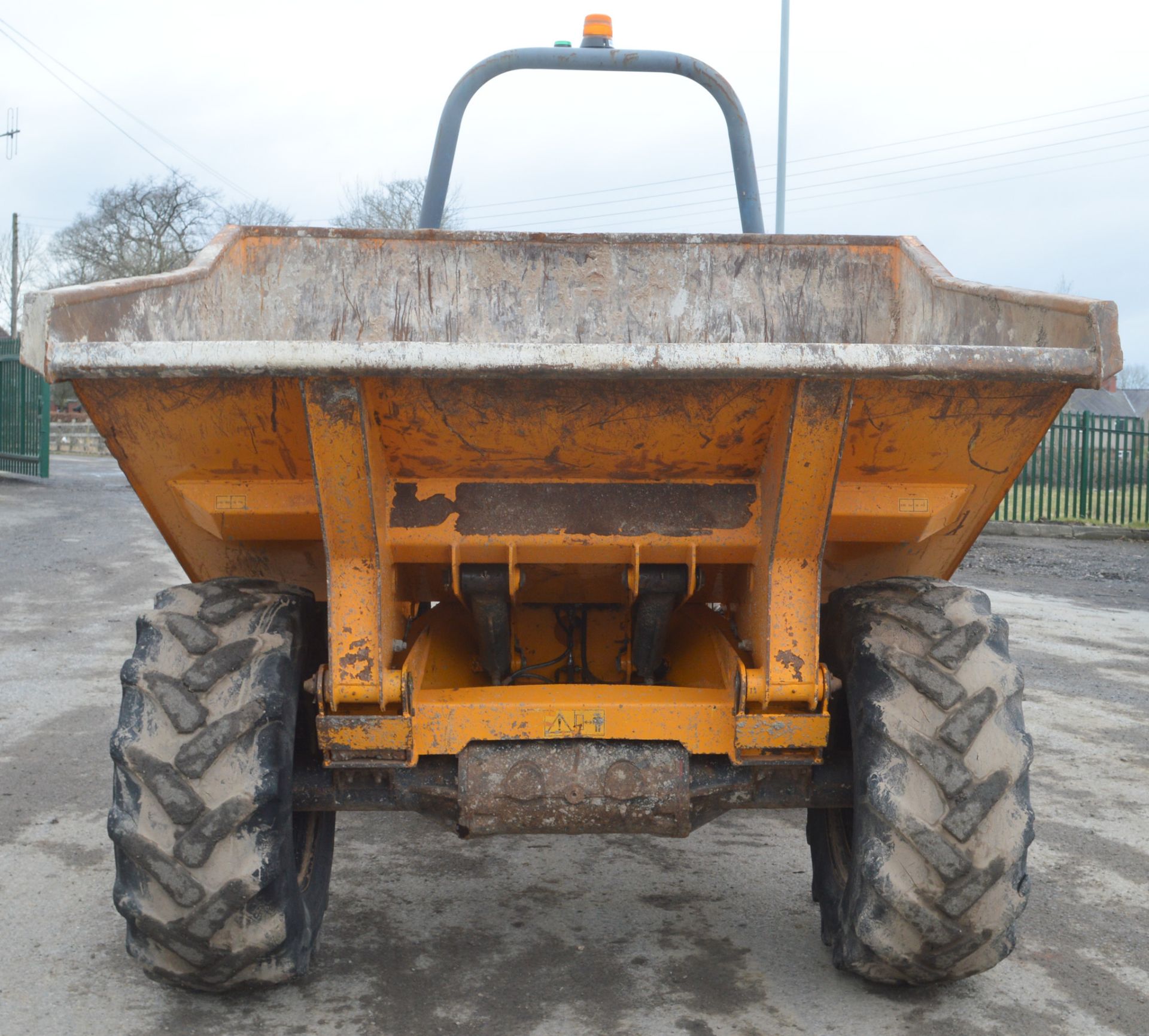 Benford Terex 6 tonne straight skip dumper  Year: 2005 S/N: E510FJ035 Recorded hours: *Clock not - Image 6 of 11