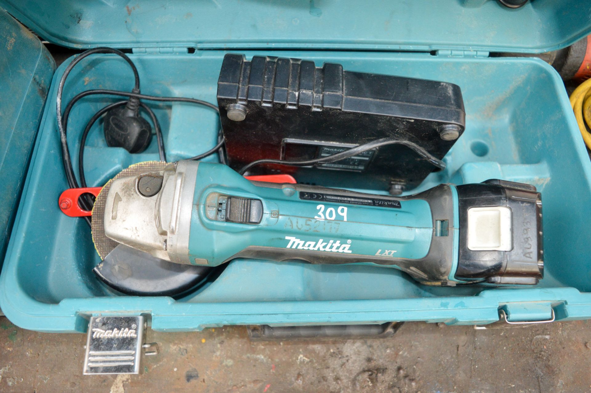 Makita 18v 115mm cordless angle grinder c/w battery, charger & carry case A652177