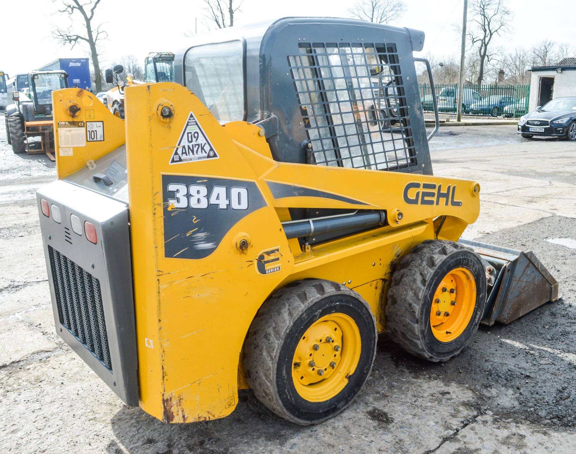 Gehl 3840 E Series skid steer loader Year: 2016 S/N: E005501 Recorded Hours: 436 c/w bucket - Image 3 of 10