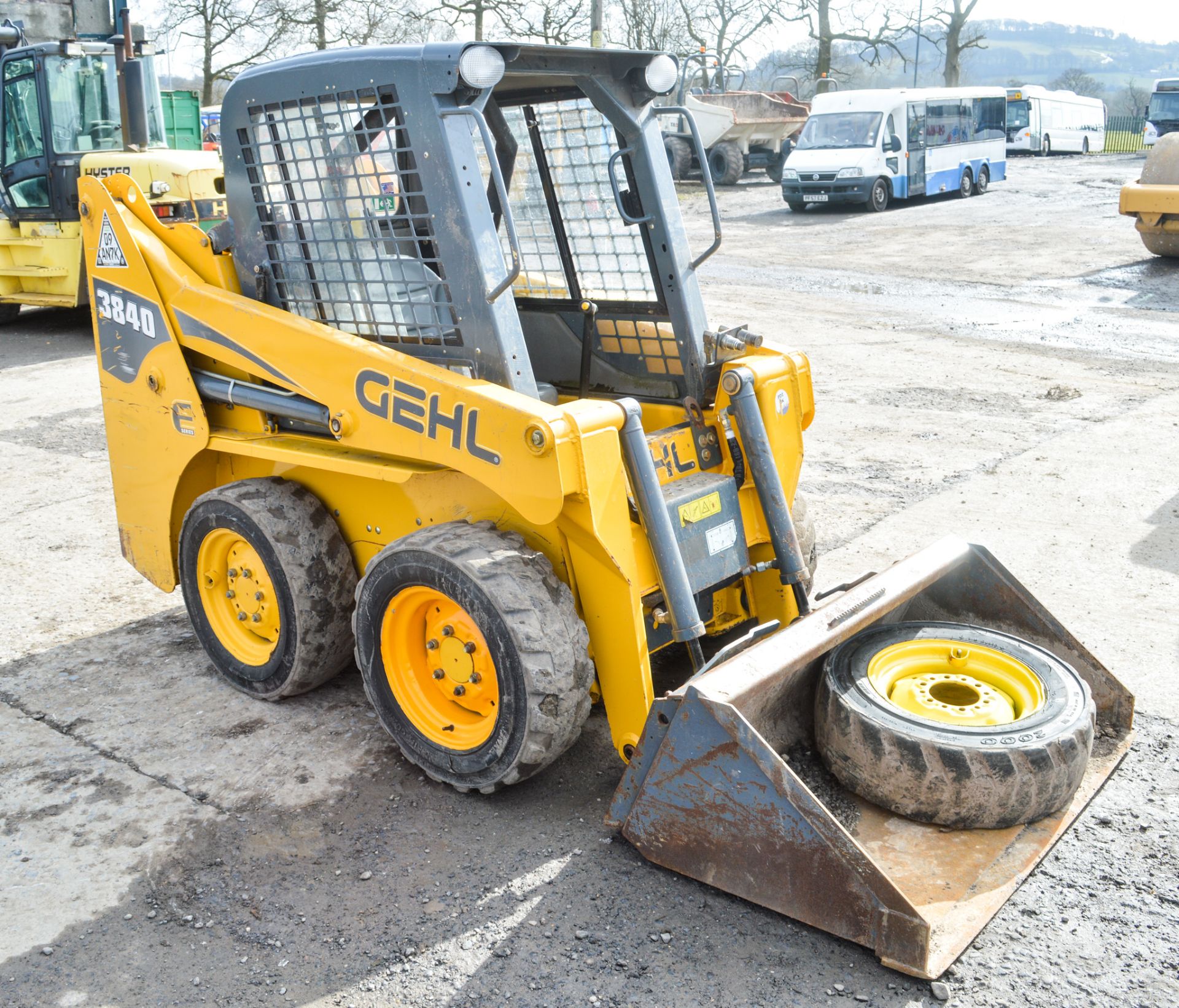 Gehl 3840 E Series skid steer loader Year: 2016 S/N: E005501 Recorded Hours: 436 c/w bucket - Image 4 of 10