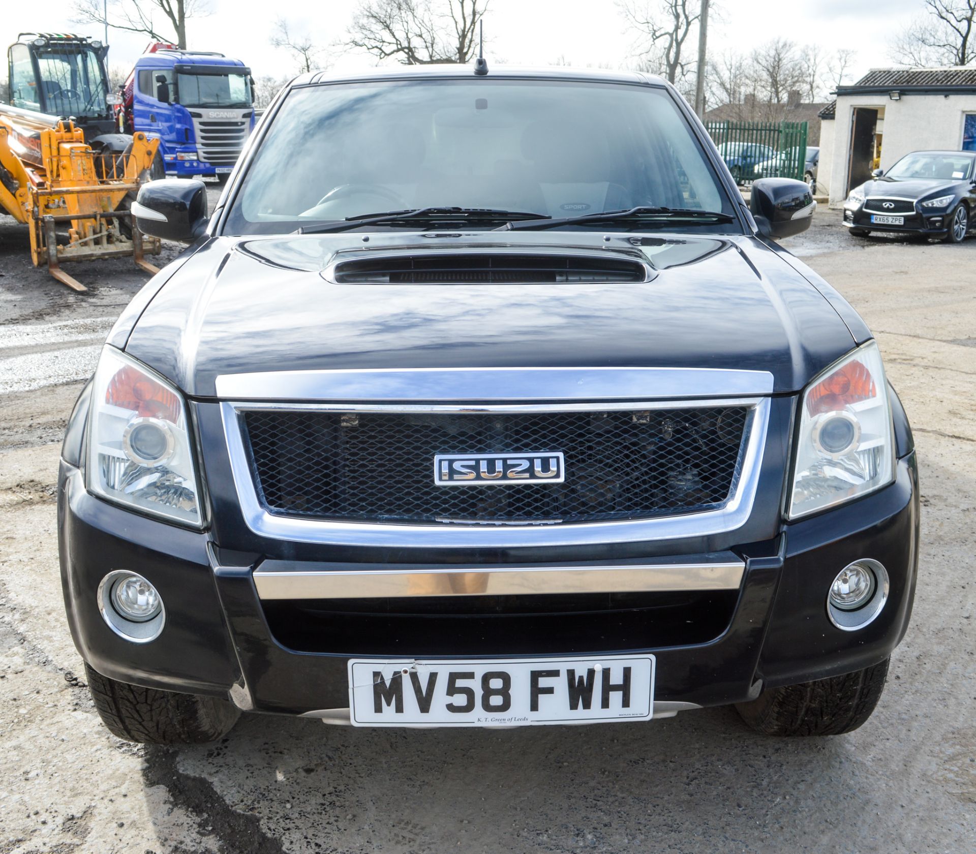 Izuzu Rodeo Denver Max 3.0 TDi automatic pick up Registration Number: MV58 FWH Date of Registration: - Image 3 of 8