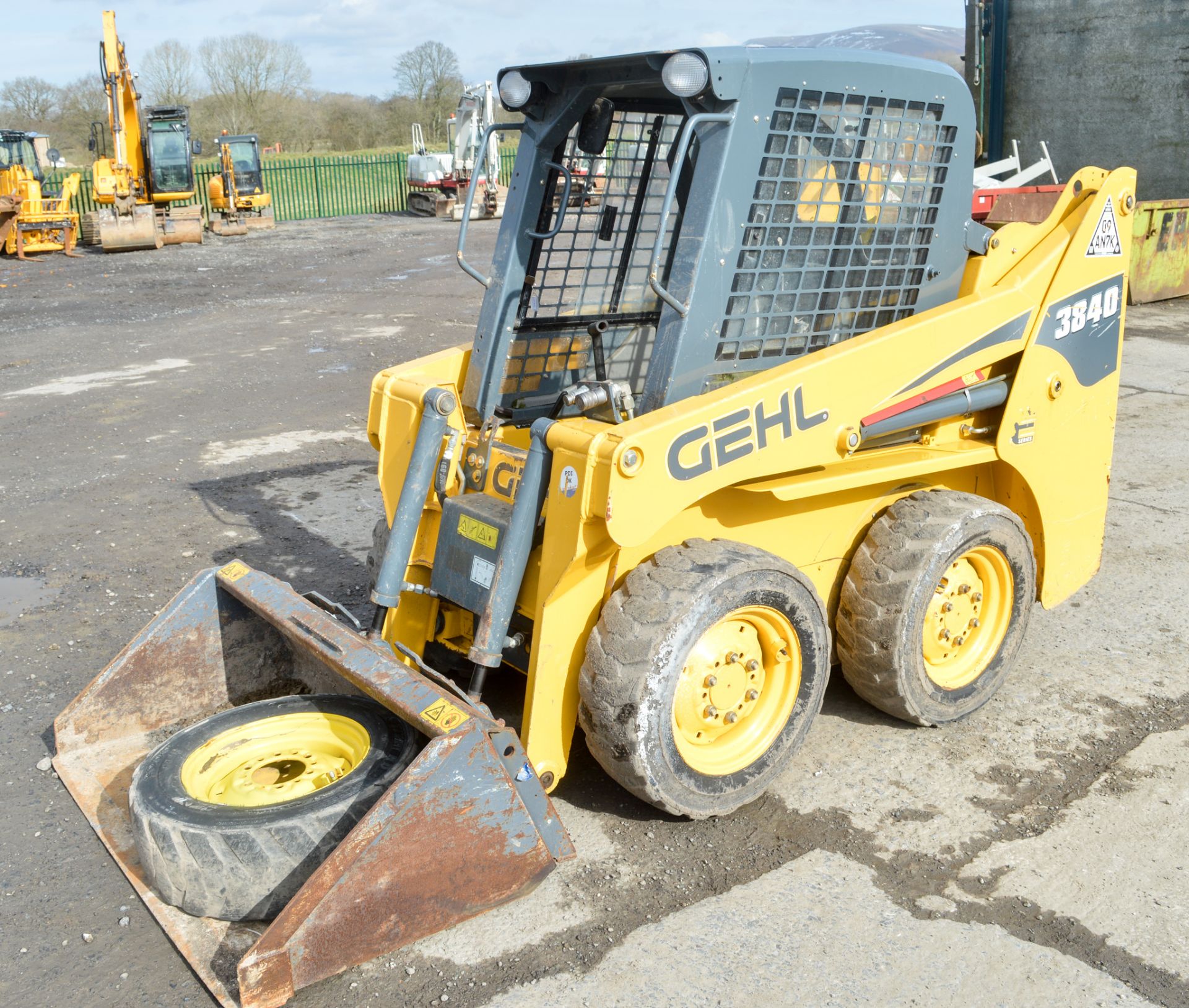 Gehl 3840 E Series skid steer loader Year: 2016 S/N: E005501 Recorded Hours: 436 c/w bucket