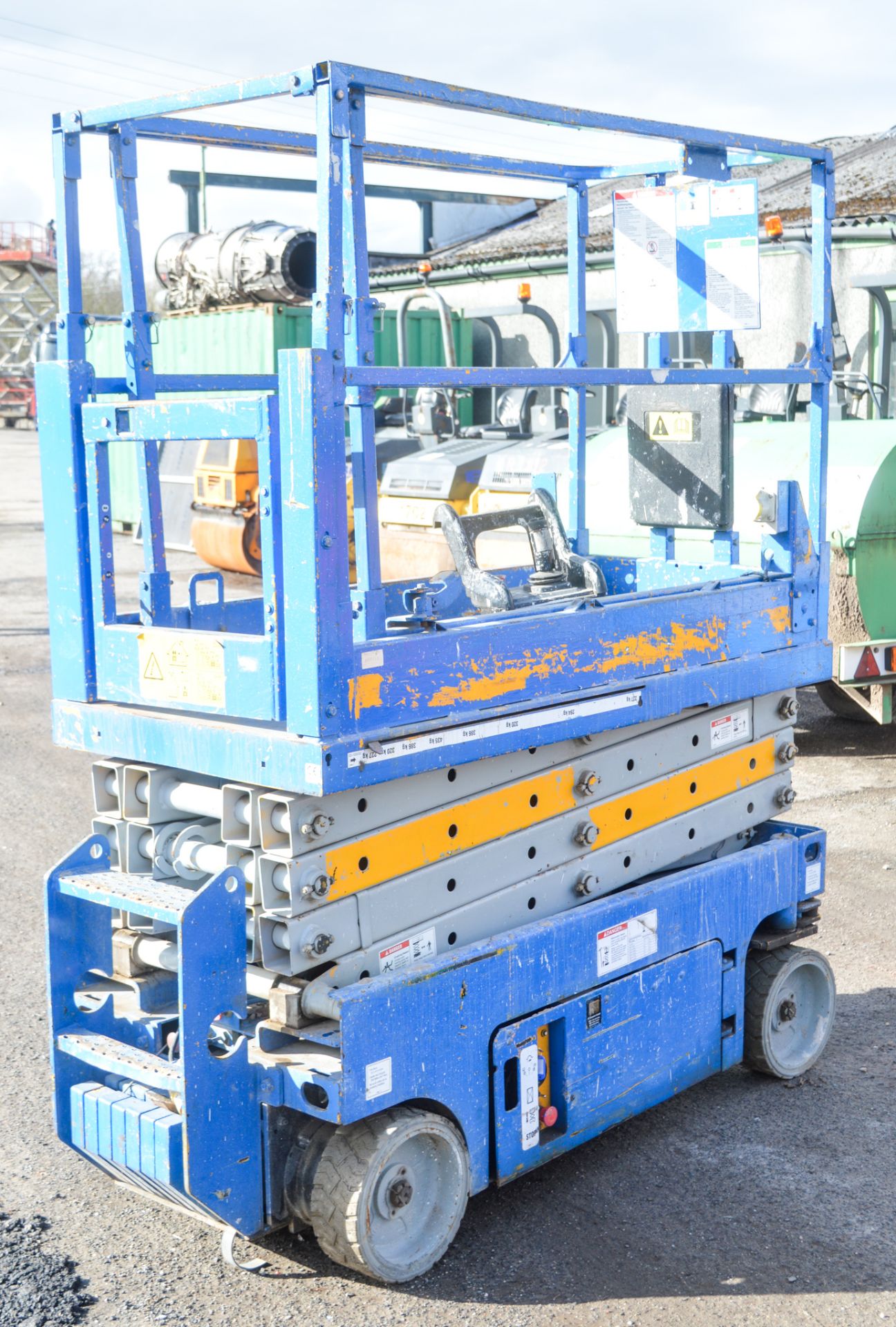 Genie GS 1932 32 ft battery electric scissor lift access platform Year: 2004 S/N: 67808 Recorded - Image 3 of 5