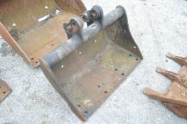 2 foot digging bucket to suit KX36-3/JCB801 ** No VAT on hammer price but VAT will be charged on the