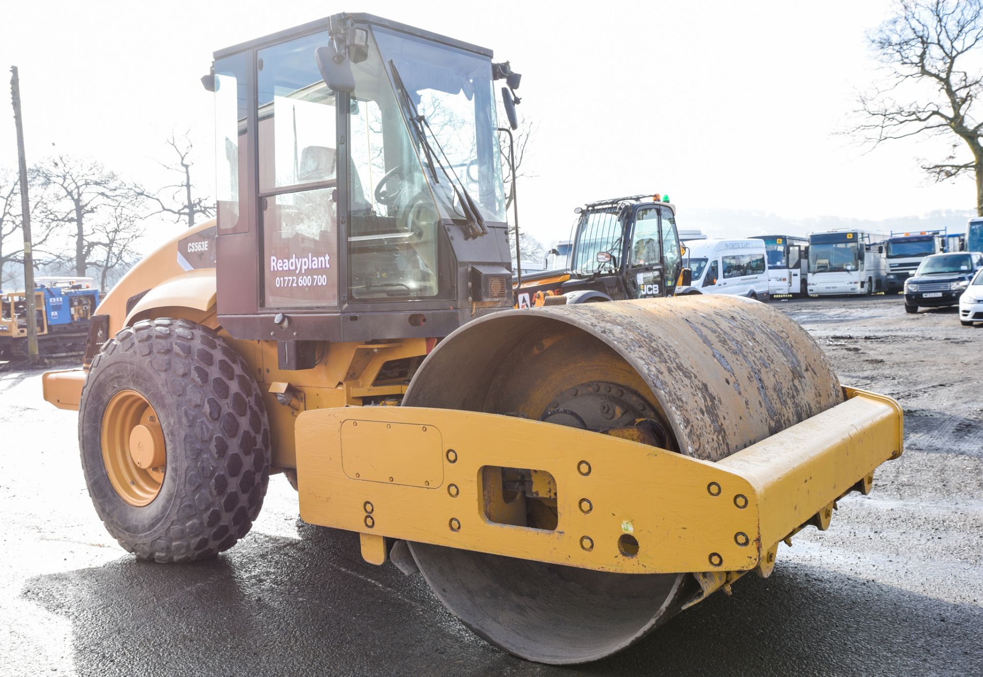 Caterpillar CS563E smooth drum vibratory roller Year: 2007 S/N: A01654 Recorded Hours: 2956 - Image 4 of 9