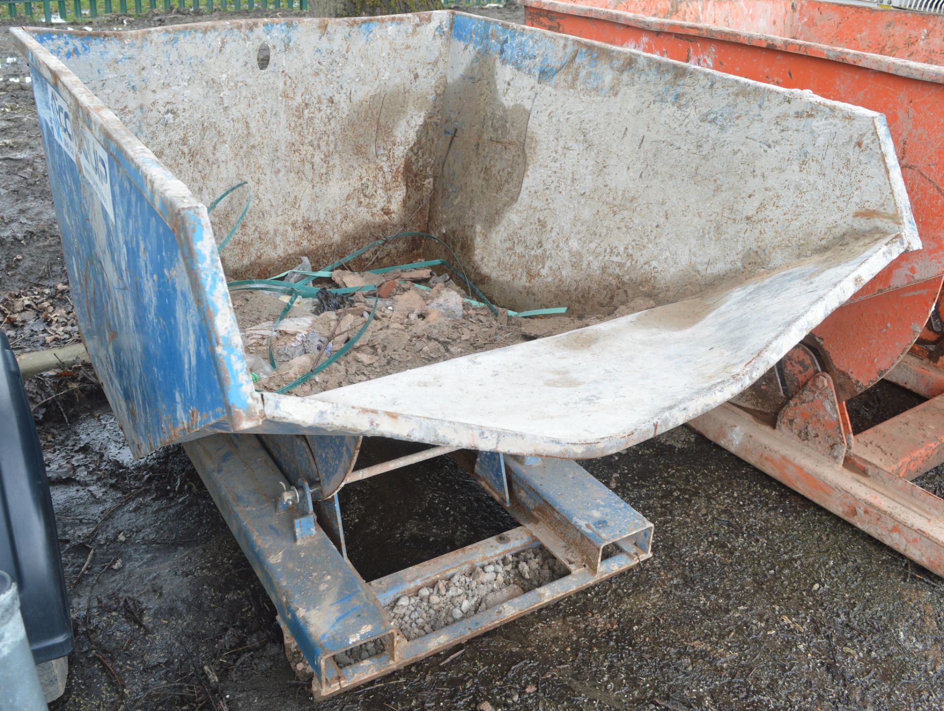 Steel tipping skip  OISK0389