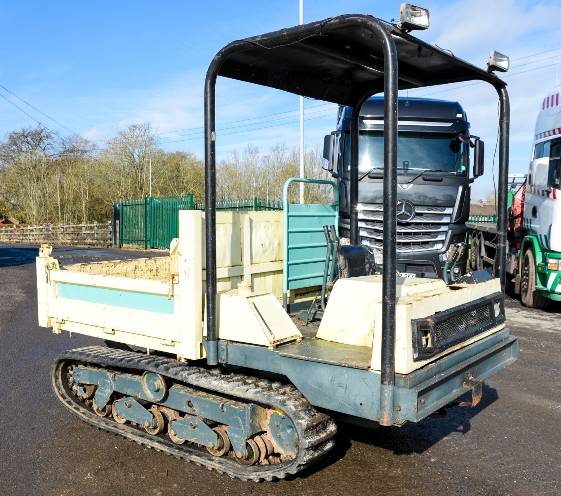 Yanmar C30 3 tonne rubber tracked dumper Year: 1998 S/N: 22426 Recorded Hours: 1444 - Image 4 of 9