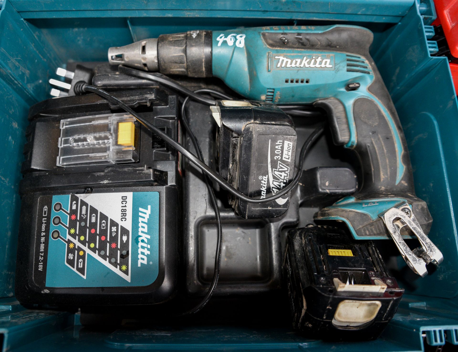 Makita 14.4V cordless screwgun c/w 2 batteries, charger & carry case A681884